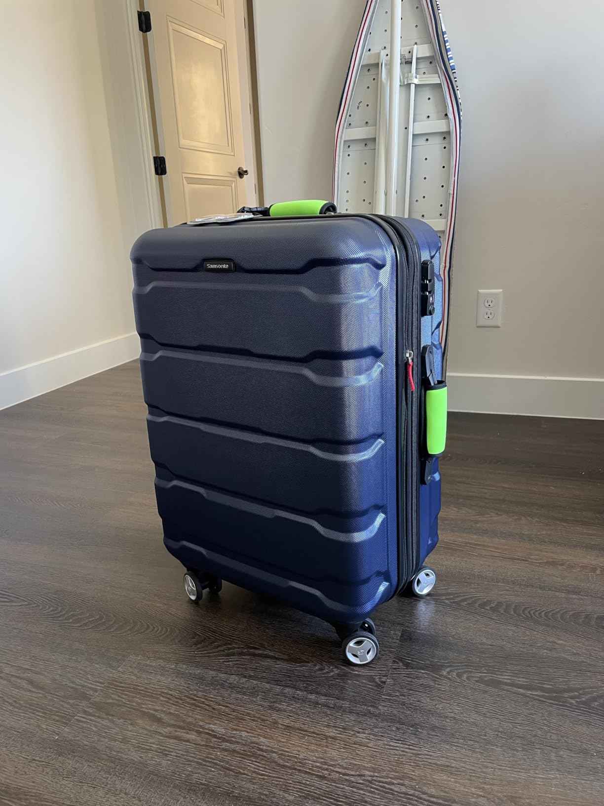 Omni PC Hardside Expandable Luggage with Spinner Wheels, Navy, Checked-Large 28-Inch customer photo 2