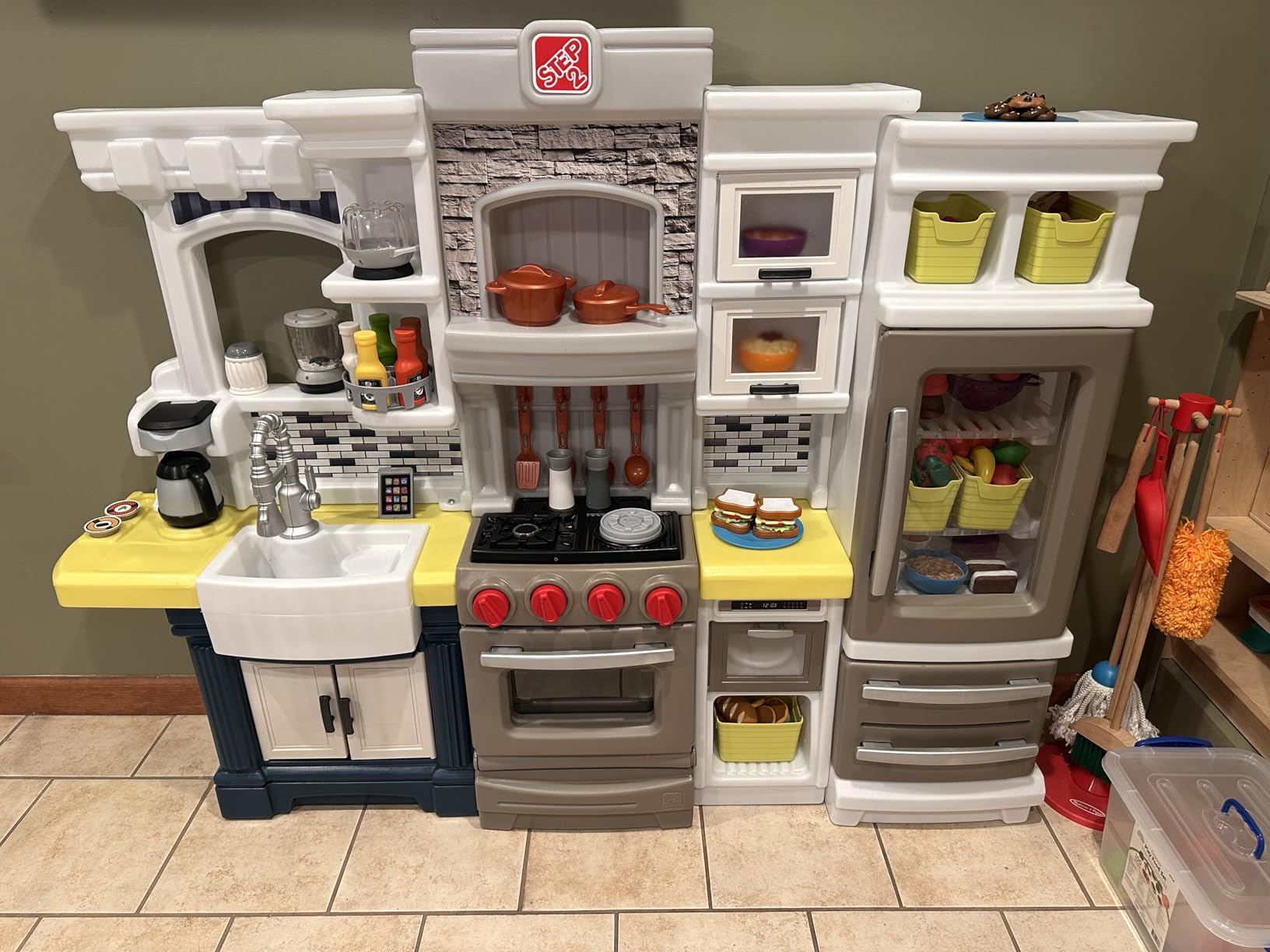 Step2 Elegant Edge Kids Kitchen Playset, Indoor/Outdoor Kitchenette, Interactive Play with Lights and Sounds, Made of Durable Plastic, Includes 78 Piece Toy Accessories, For Toddlers 3+ Years Old customer photo 1