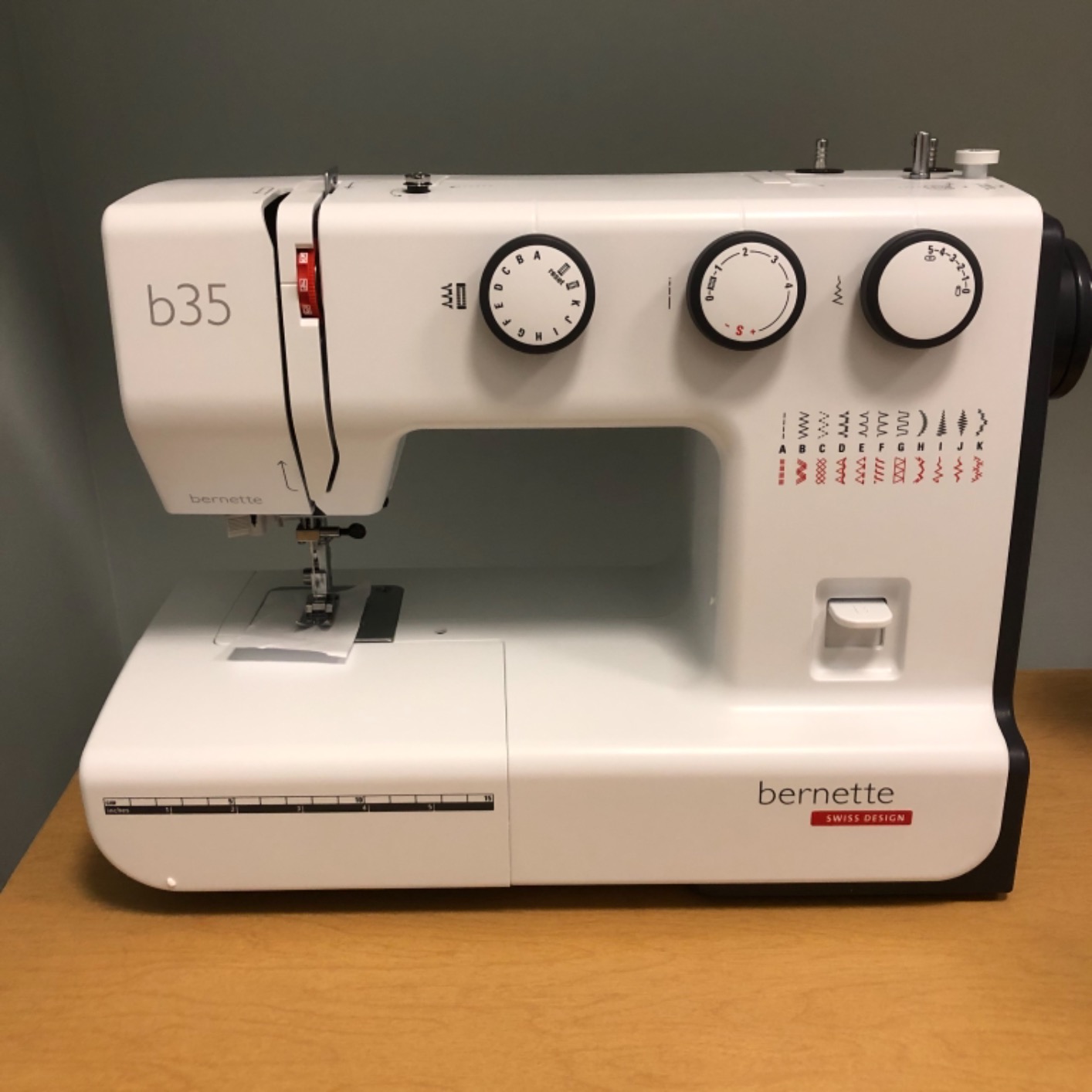 Bernette B35 Sewing Machine Swiss Design with 23 Stitches, 7 Presser Feet, Automatic Buttonhole, Quilting, Heavy-Duty Build, LED Light, Portable customer photo 2