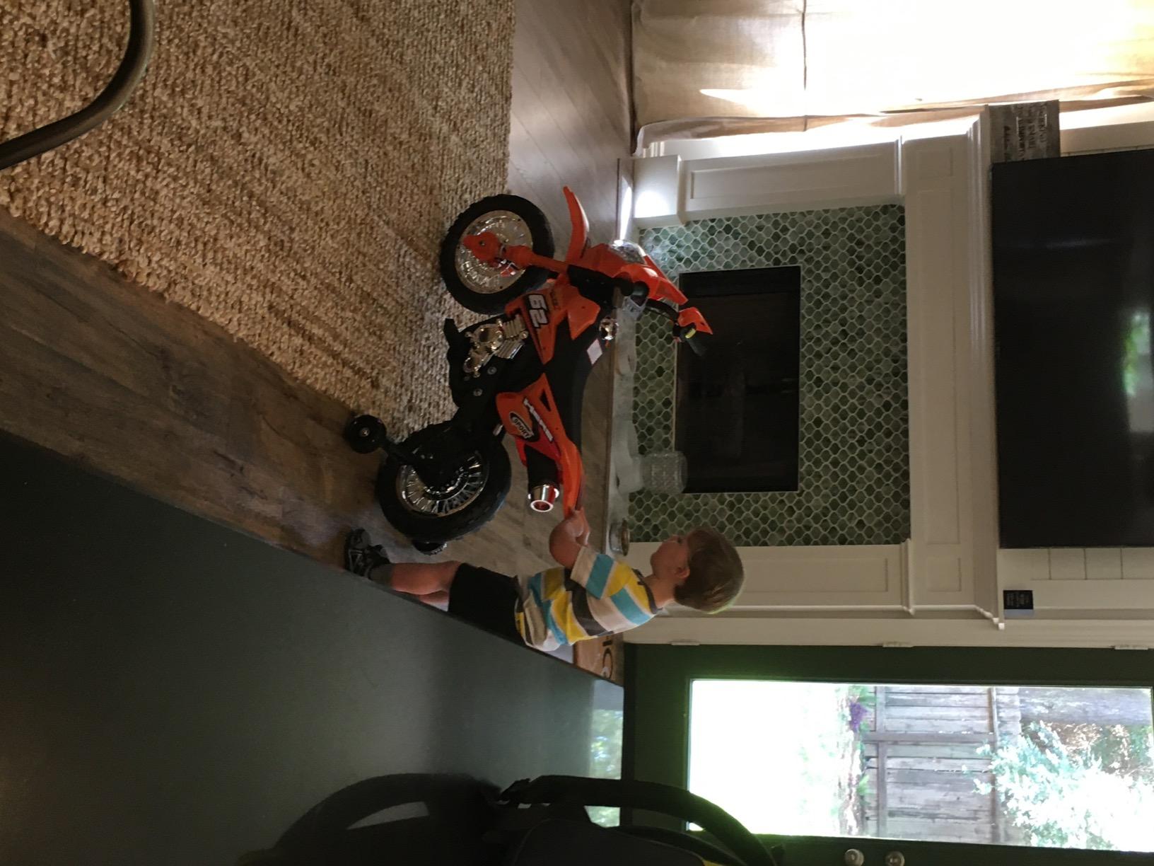 Best Choice Products Kids 6V Ride On Motorcycle w/Treaded Tires, Working Headlights, 2mph Top Speed, Training Wheels, Realistic Sounds, Music, Battery Charger - Red customer photo 1