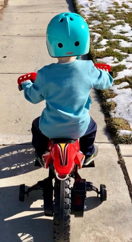 Best Choice Products Kids 6V Ride On Motorcycle w/Treaded Tires, Working Headlights, 2mph Top Speed, Training Wheels, Realistic Sounds, Music, Battery Charger - Red customer photo 2
