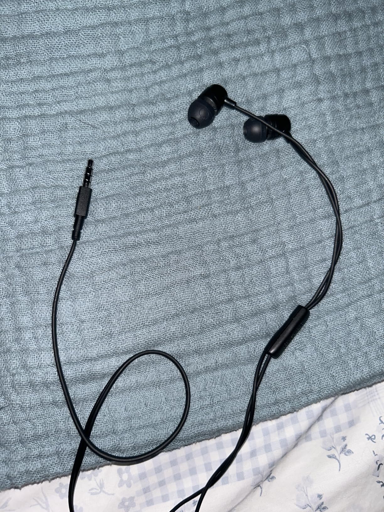 Skullcandy Jib Wired Earbuds with 3.5mm AUX Plug, Noise Isolating Fit, In-Line Microphone Call and Track Control, Convenient for Travel - Black customer photo 1