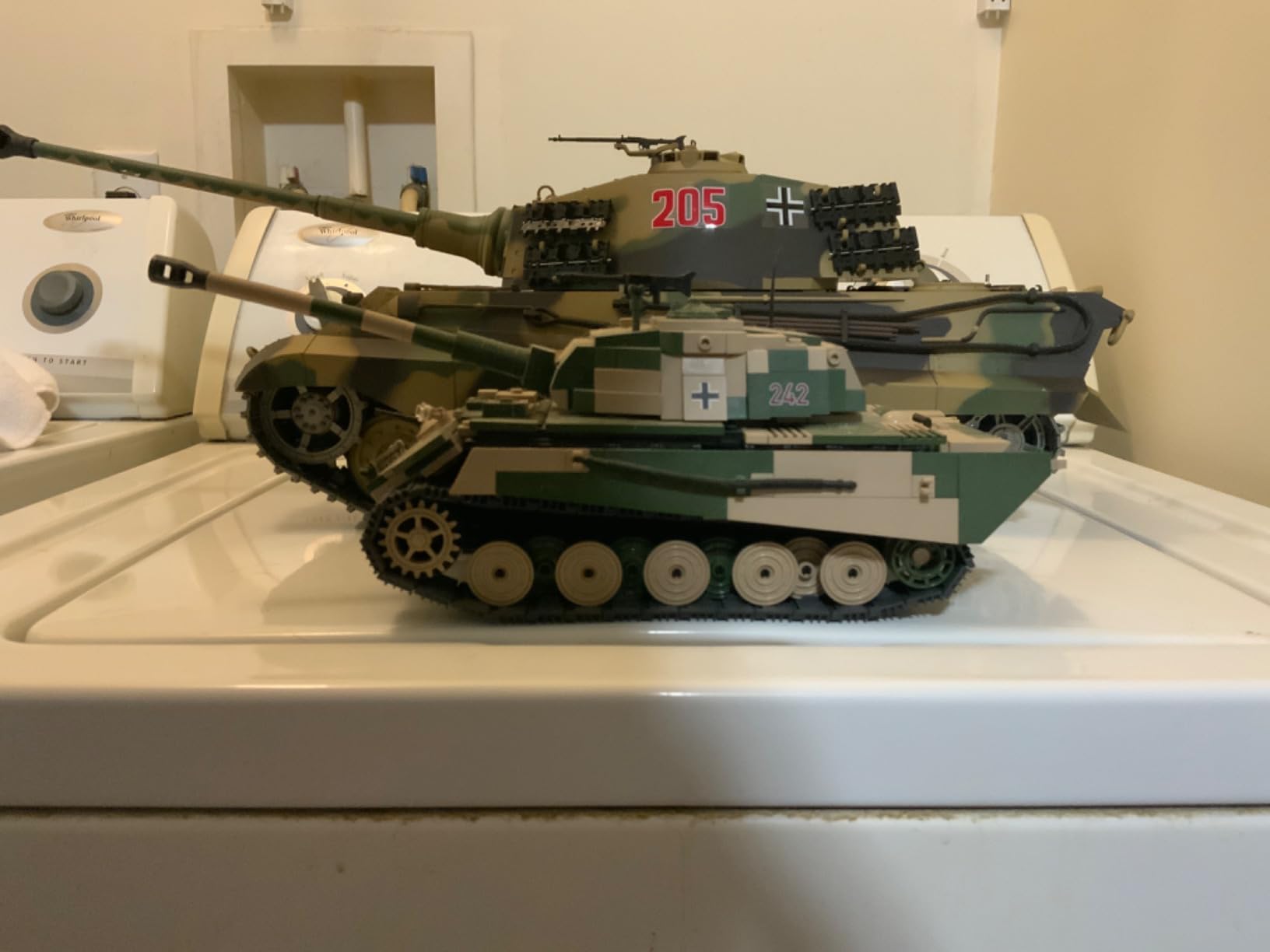 Modified Edition 1/16 2.4ghz Remote Control German King Tiger Henschel Tank Model(360-Degree Rotating Turret)(Steel Gear Gearbox)(3800mah Battery)(Metal Tracks &Sprocket Wheel & Idle Wheel) customer photo 1
