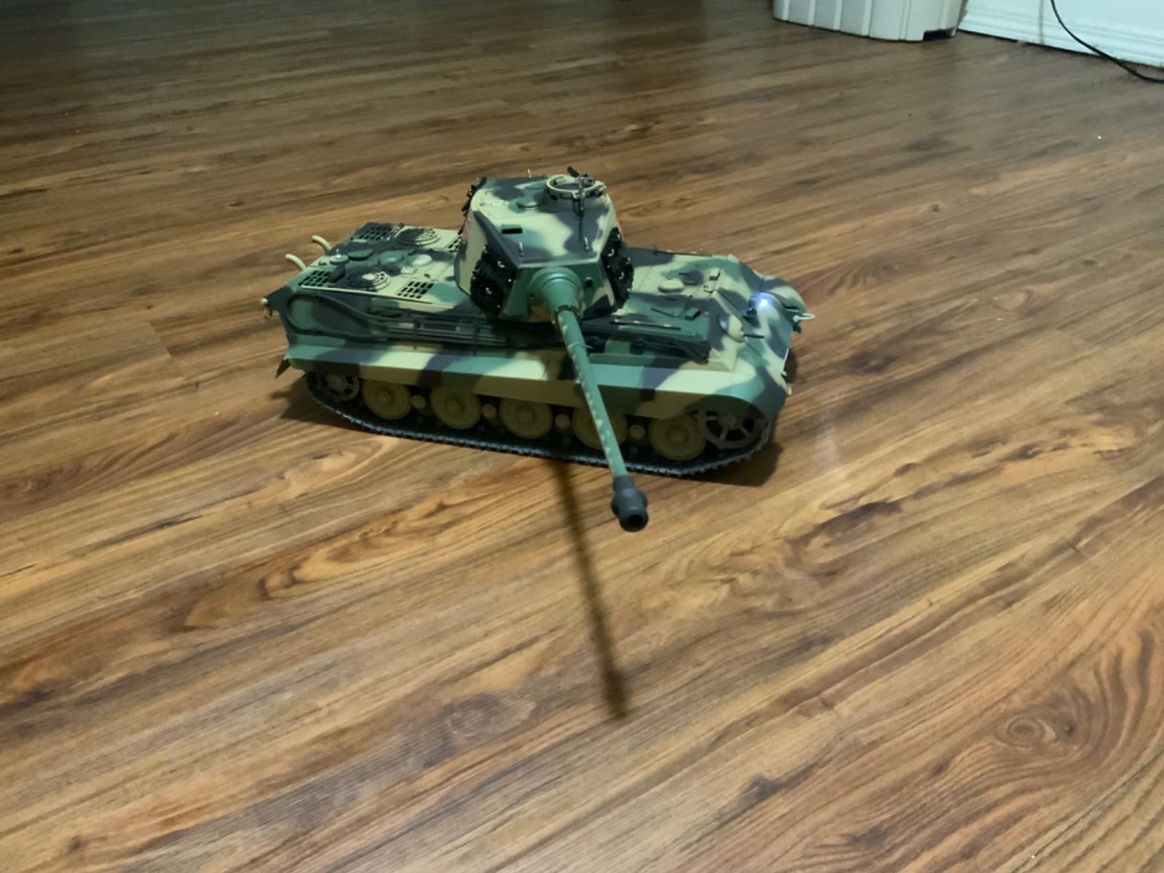 Modified Edition 1/16 2.4ghz Remote Control German King Tiger Henschel Tank Model(360-Degree Rotating Turret)(Steel Gear Gearbox)(3800mah Battery)(Metal Tracks &Sprocket Wheel & Idle Wheel) customer photo 2