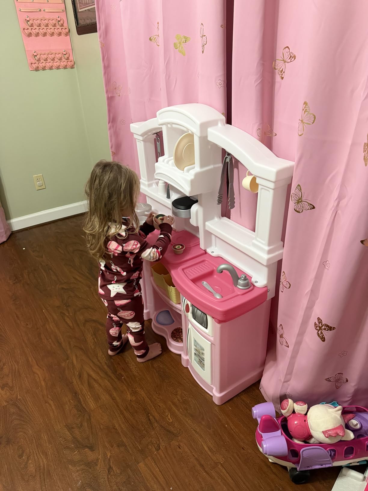 Step2 Fun with Friends Kids Kitchen Playset, Indoor/Outdoor Kitchenette, Interactive Play with Lights and Sounds, Durable Plastic, Includes 25 Piece Toy Accessories, Toddlers 2+ Years Old, Pink customer photo 2