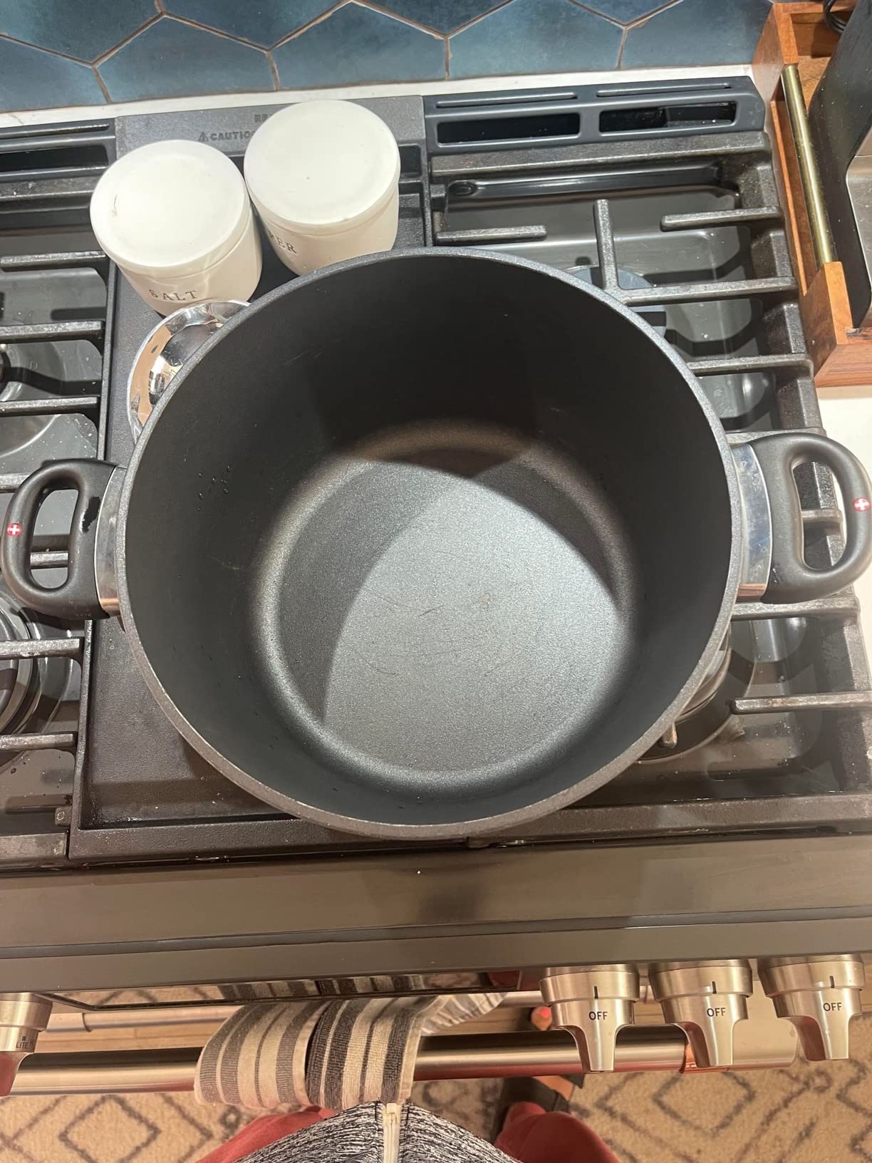 Swiss Diamond Pots and Pans Set Non Stick, Nonstick Cookware Set, Diamond Enforced Aluminum Non Stick Pots and Pan Set with Stainless Steel Handles, Dishwasher and Oven Safe, 10 Pieces, Grey customer photo 1