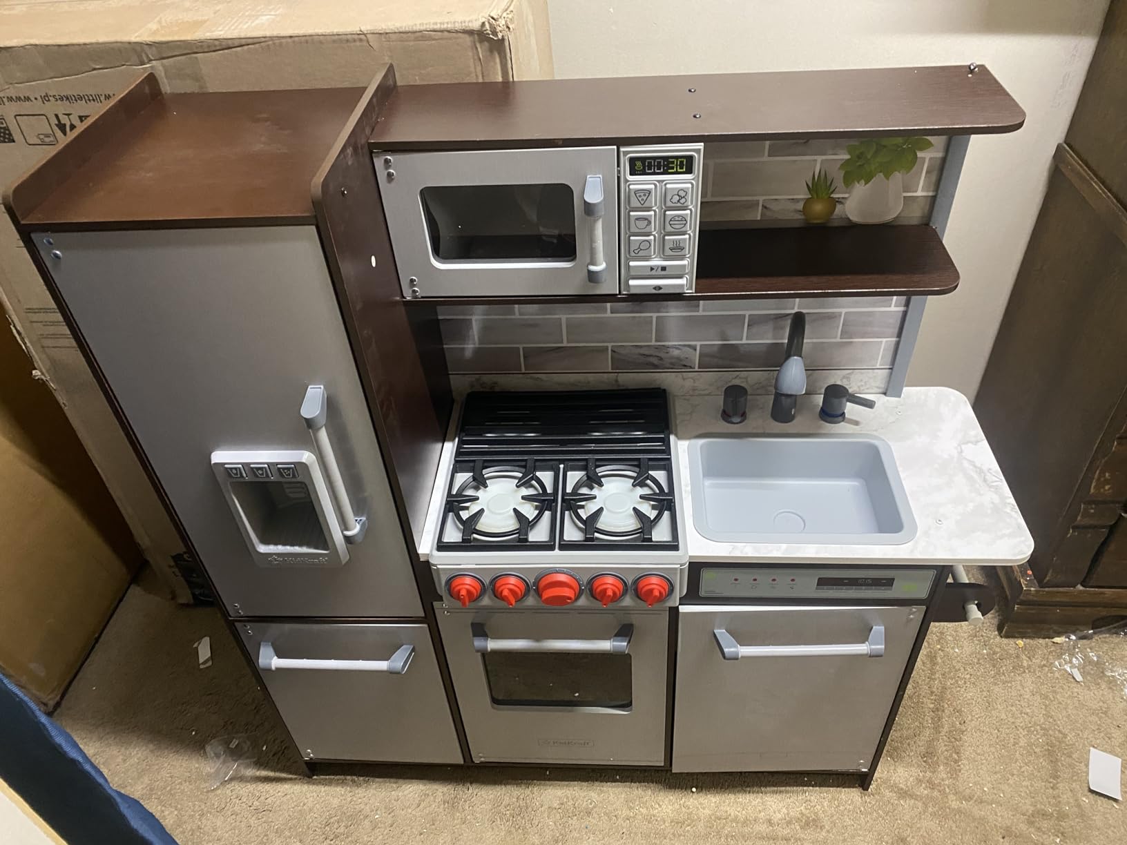 KidKraft Uptown Elite Espresso Play Kitchen with EZ Kraft Assembly, Lights and Sounds, Working Ice Maker and Click and Turn Knobs, Gift for Ages 3+ customer photo 2