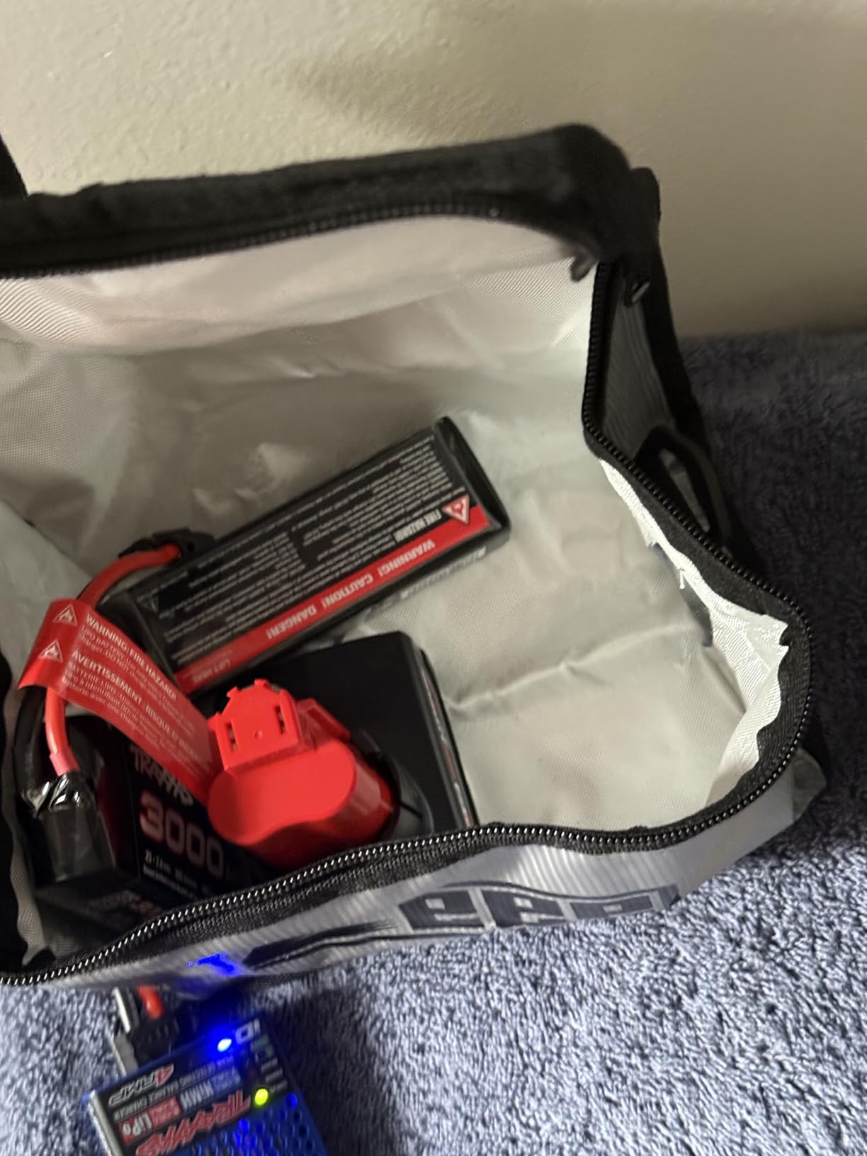 Zeee Fireproof Explosionproof Lipo Bag Battery Storage (8.46 x 6.5 x 5.71in) | Large Capacity Guard Pouch for Lipo Charge & Storage customer photo 1