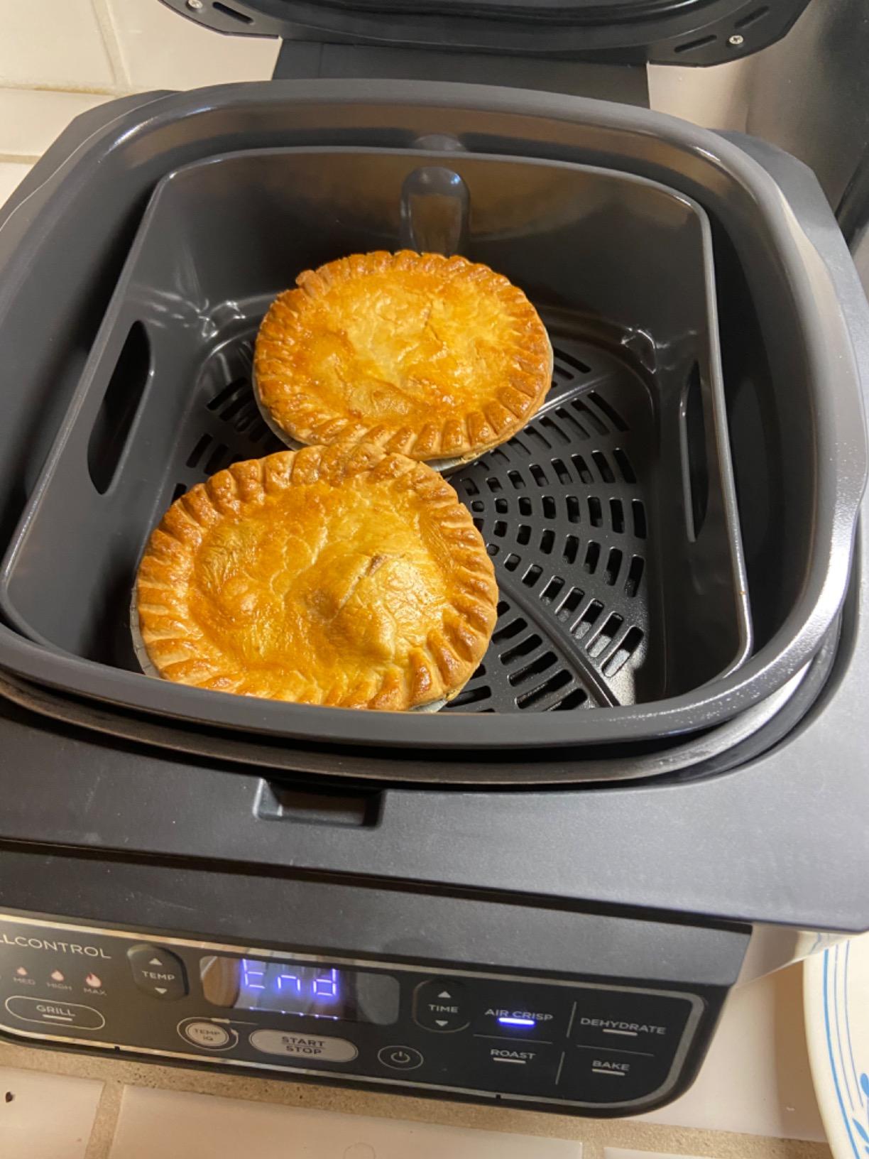 Ninja Foodi Pro 5-in-1 Indoor Integrated Smart Probe, 4-Quart Air Fryer, Roast, Bake, Dehydrate, and Cyclonic Grilling Technology, with 4 Steaks Capacity, in a Stainless Finish customer photo 1