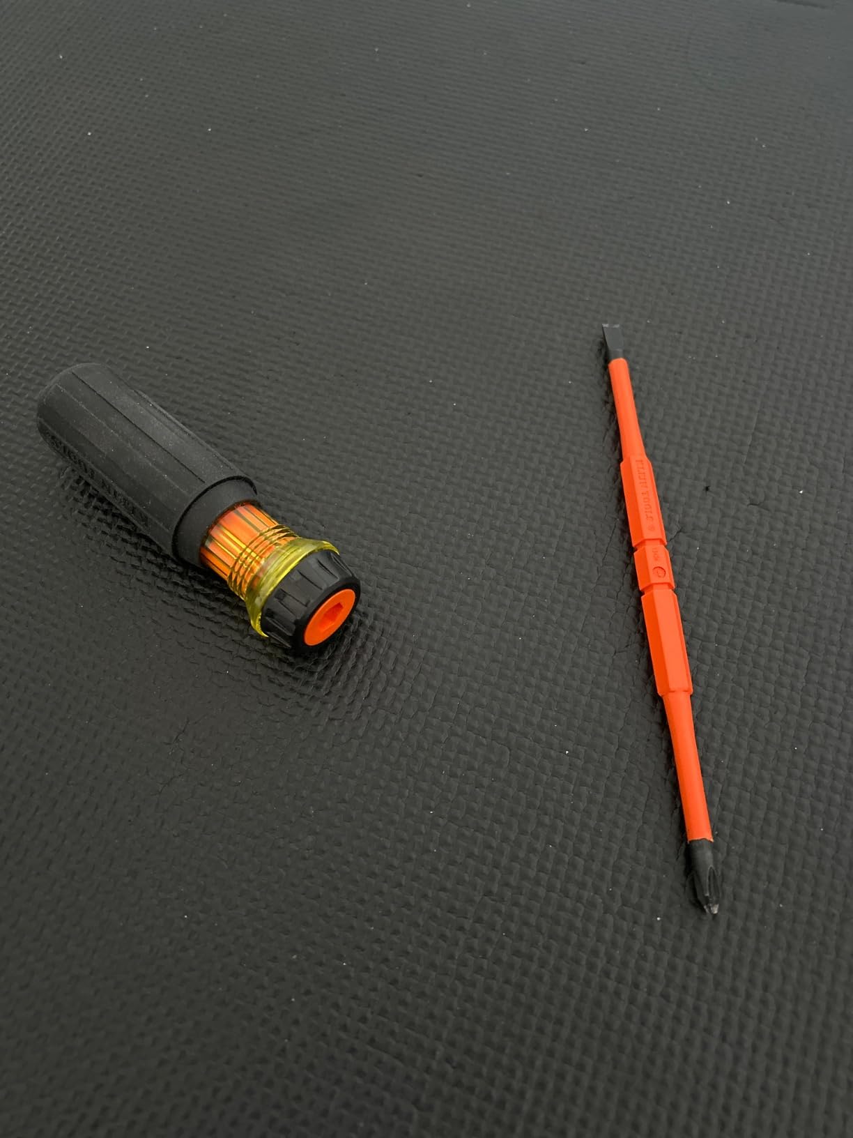 Klein Tools 32293 Insulated Screwdriver, 2-in-1 Screwdriver Set with Flip Blade, #2 Phillips and 1/4-Inch Slotted Tips, Double-Ended Blades customer photo 1