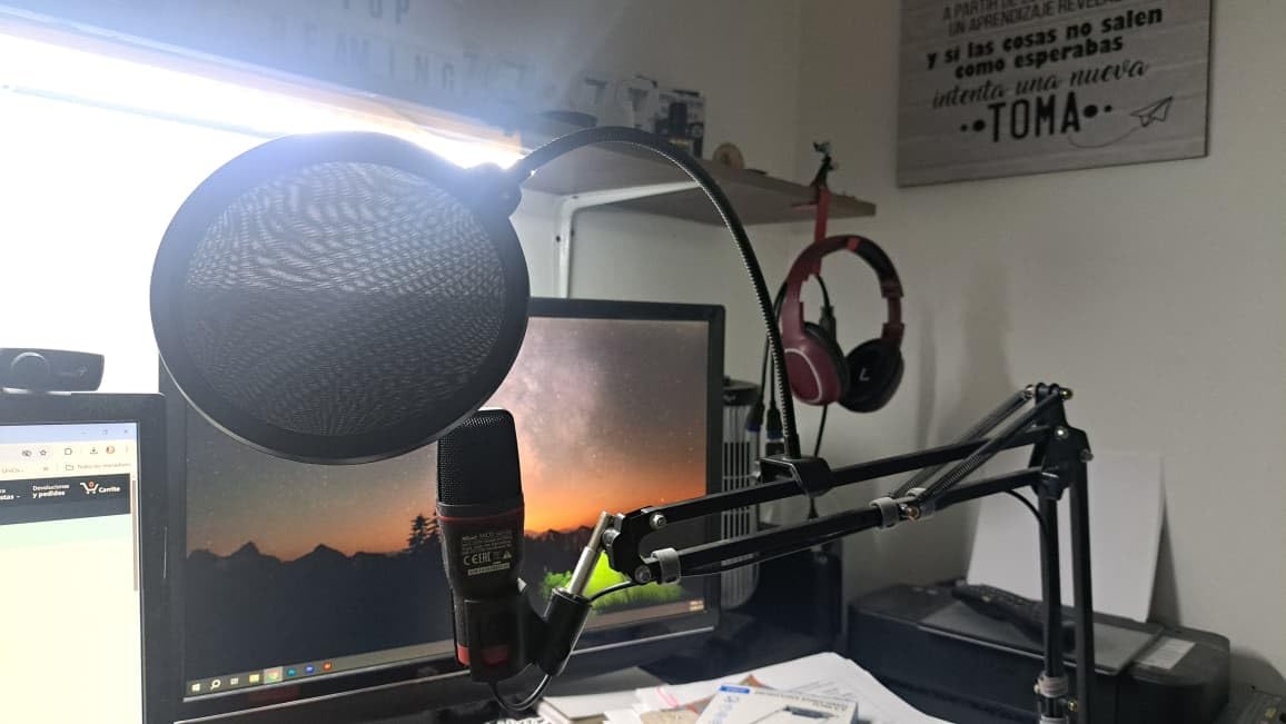 InnoGear Microphone Stand Mic Boom Arm for Blue Yeti HyperX QuadCast S SoloCast Snowball Fifine K669B and other Mic, with Shock Mount Windscreen Pop Filter Mic Clip Holder Cable Ties, Medium customer photo 2