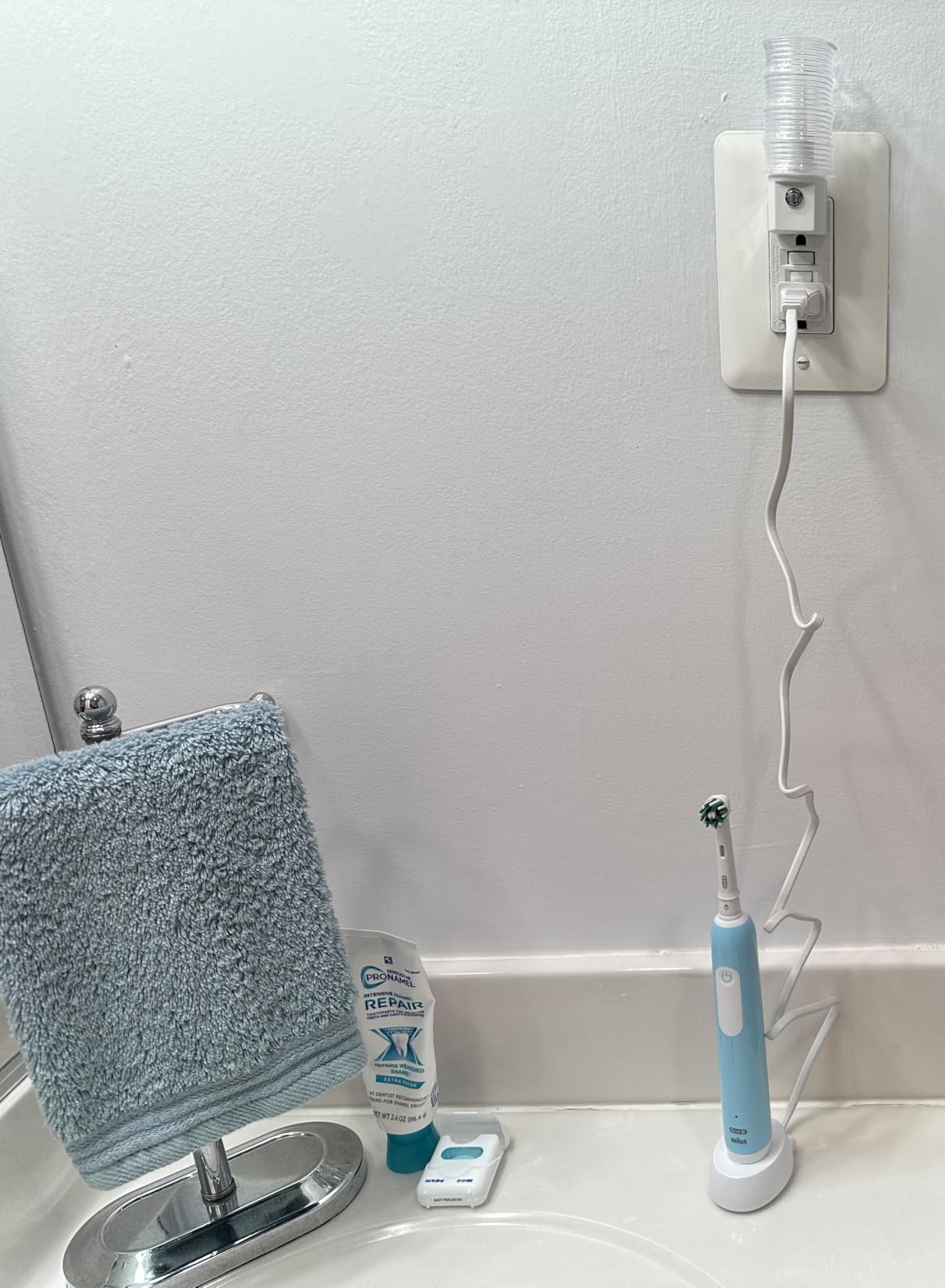 Oral-B Pro 1000 CrossAction Electric Toothbrush, Green customer photo 1