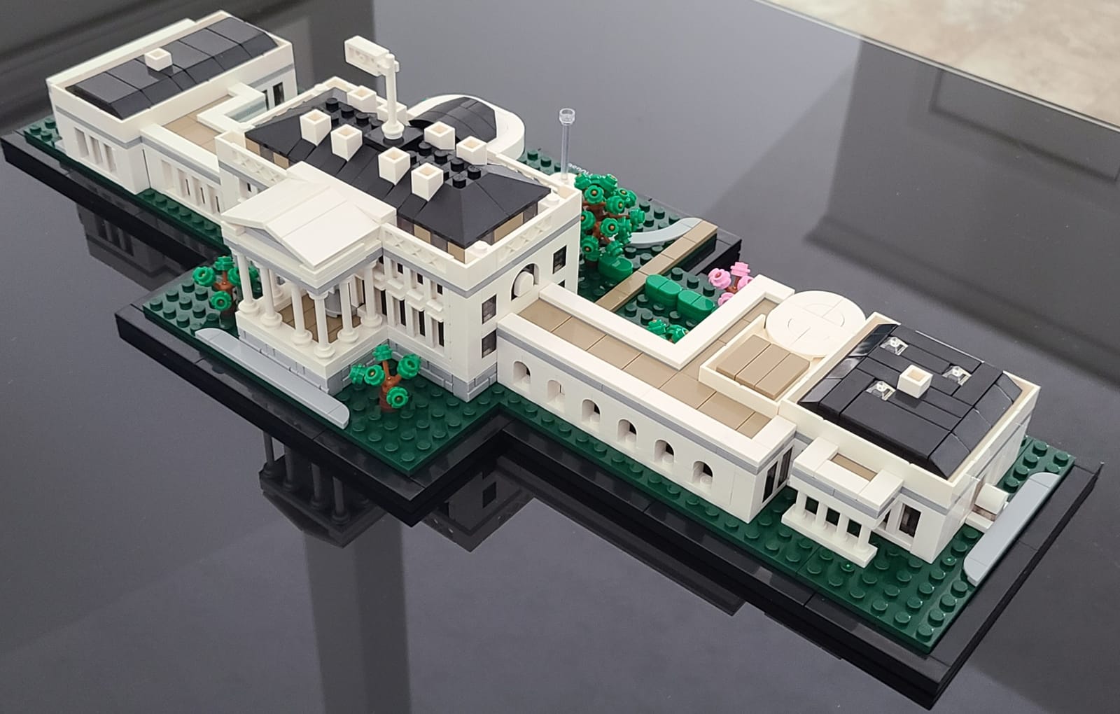 LEGO Architecture Collection: The White House 21054 - Model Building Kit, Creative Set for Adults and Teens, Energizing DIY Project, Iconic Presidential Office, Great Collectible Gift for Father's Day customer photo 1