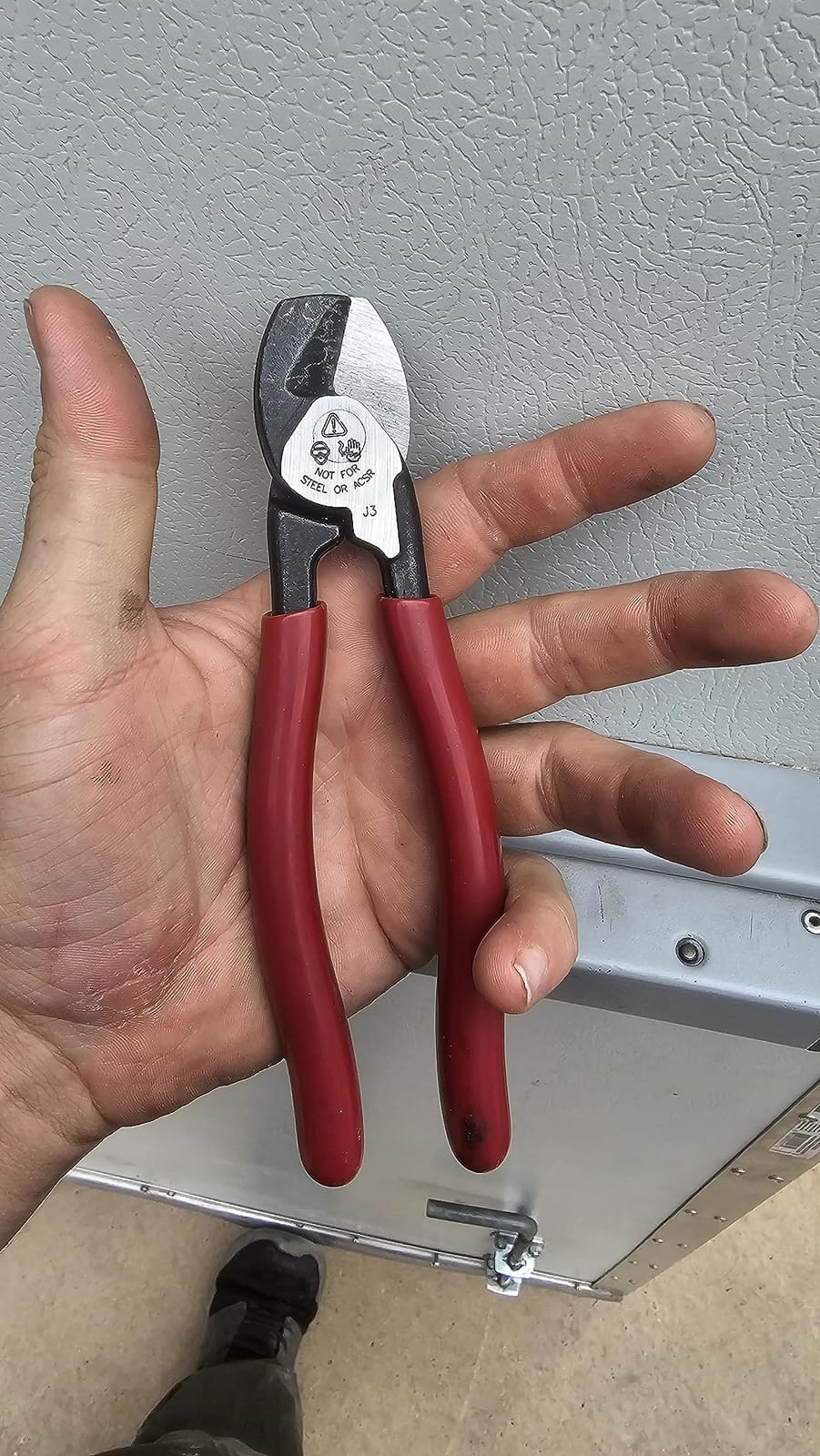 Klein Tools 63215 Cable Cutter, Made in USA, High-Leverage 6.5-Inch Compact, Forged From US Made Steel, Ideal for Cutting Aluminum and Copper Cable customer photo 1