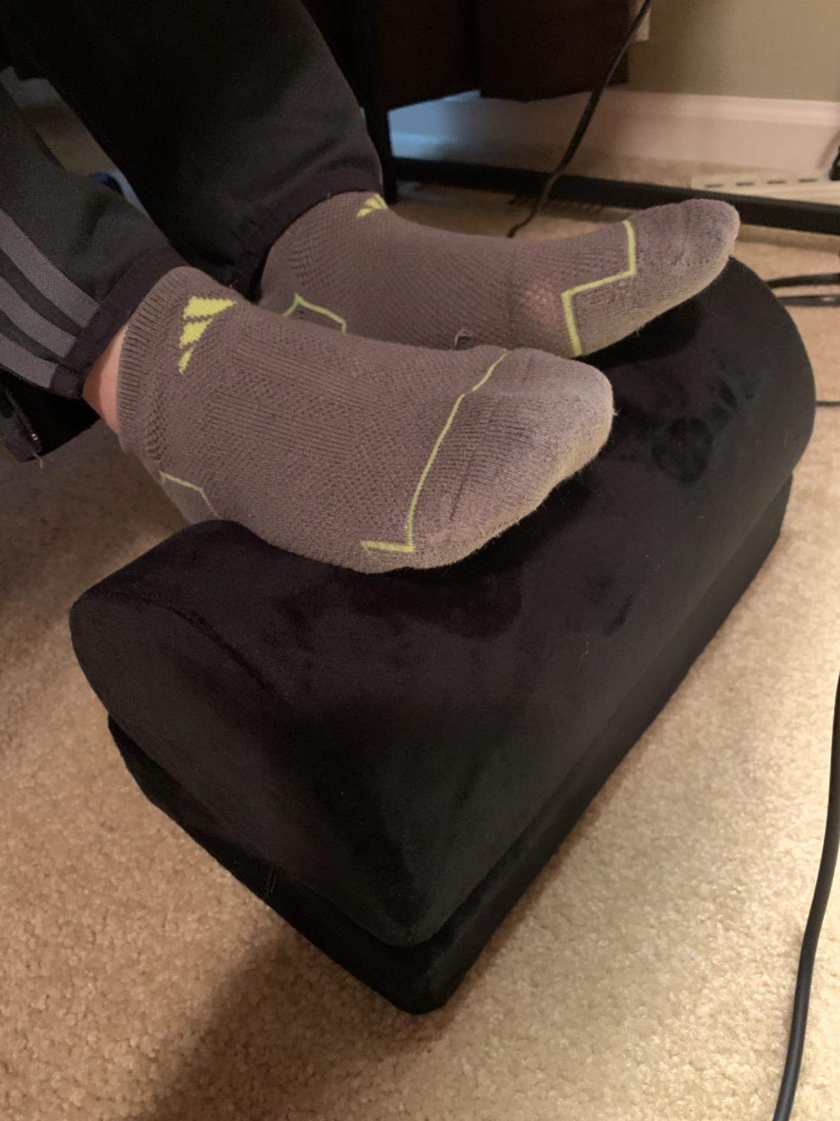 Airplane Foot Hammock | Adjustable Travel Footrest with Memory Foam | Portable Footrest Under Desk for Work Or Travel Relaxation | Comfortable Flight Carry-on Foot Rest - Black customer photo 2