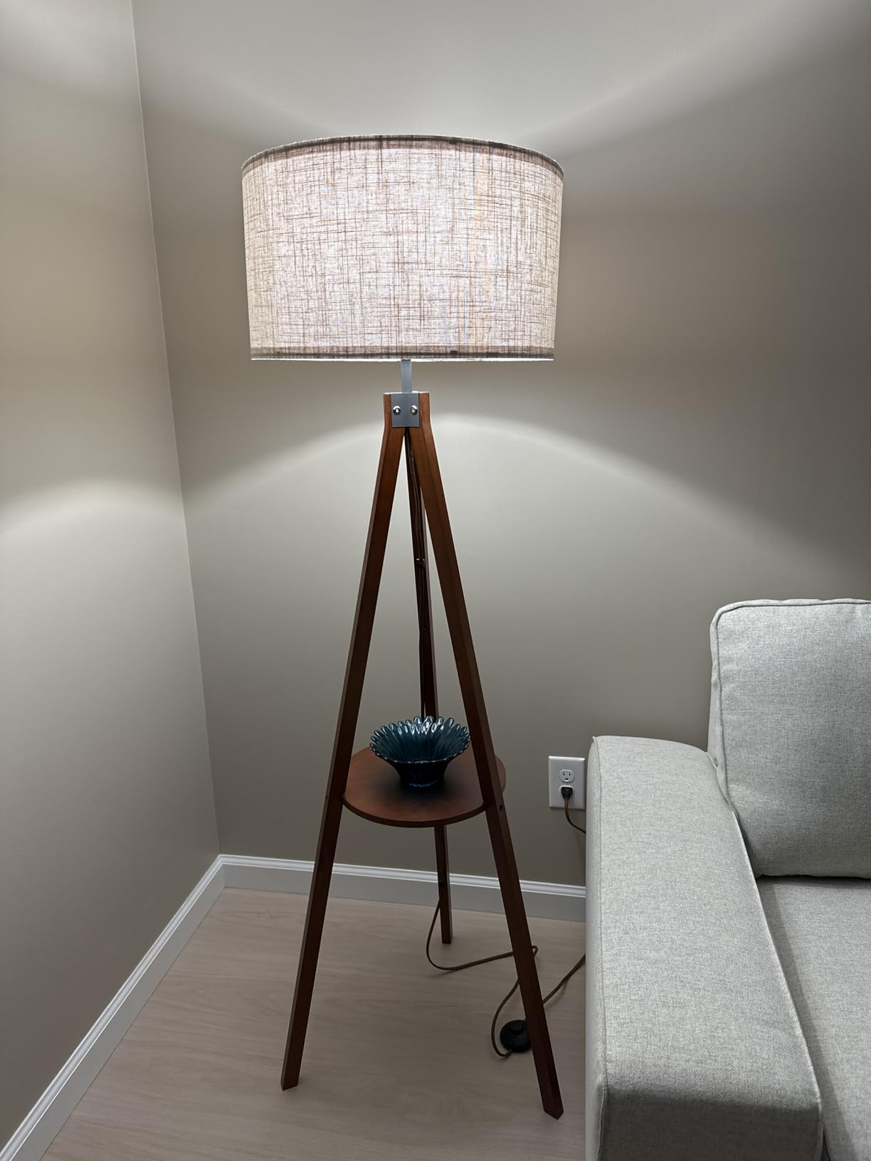 LEPOWER Shelf Floor Lamp Tripod Mid Century Modern Lamps for Living Room | Light-Diffusing Linen Shade, Premium Rubberwood, E26 Base, Foot Switch, Adding Warmth to Bedroom, Office & Study Corner Brown customer photo 2