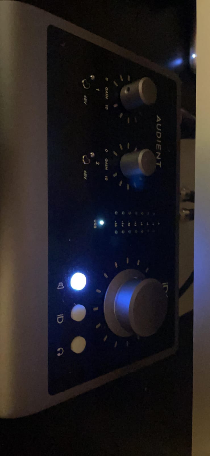 Audient Audio Interface iD14 MKII, 2 Class-A Microphone Preamps (High Performance USB Audio Interface, USB-C Connector, Monitor Mix and Monitor Panning Function, 2 Headphone Outputs), Black customer photo 2