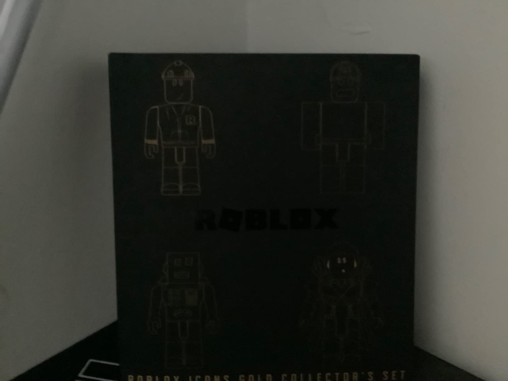 Action Collection - 15th Anniversary Roblox Icons Gold Collector's Set [Includes Exclusive Virtual Item] customer photo 1