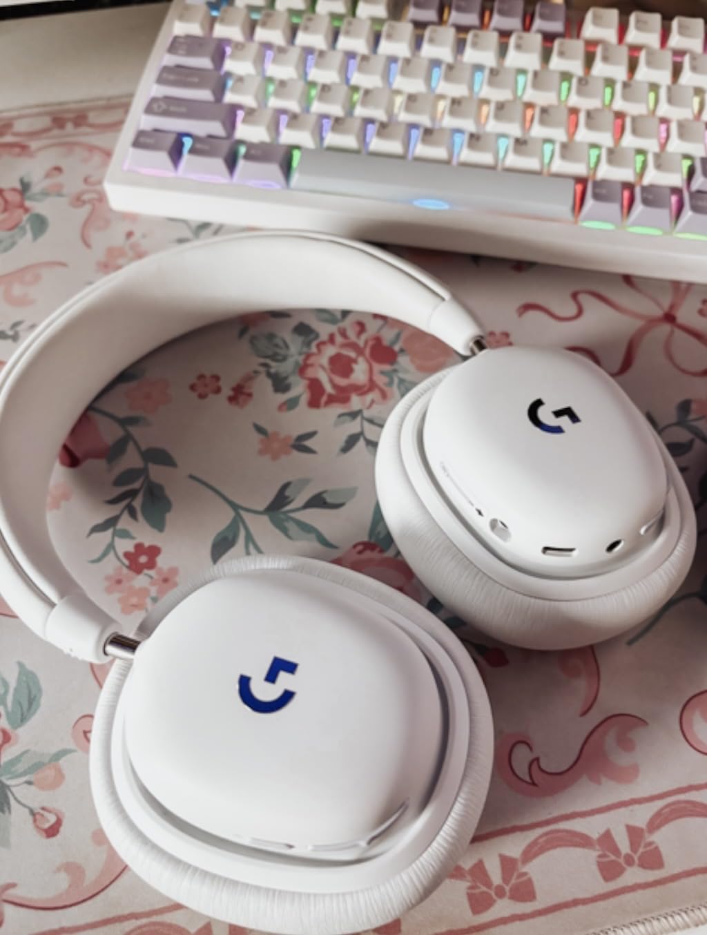 Logitech G735 Wireless Gaming Headset Customizable LIGHTSYNC - White Mist | Customizable LIGHTSYNC RGB Lighting, 3.5 MM Aux compatible, For PC and mobile devices, Detachable Mic customer photo 1