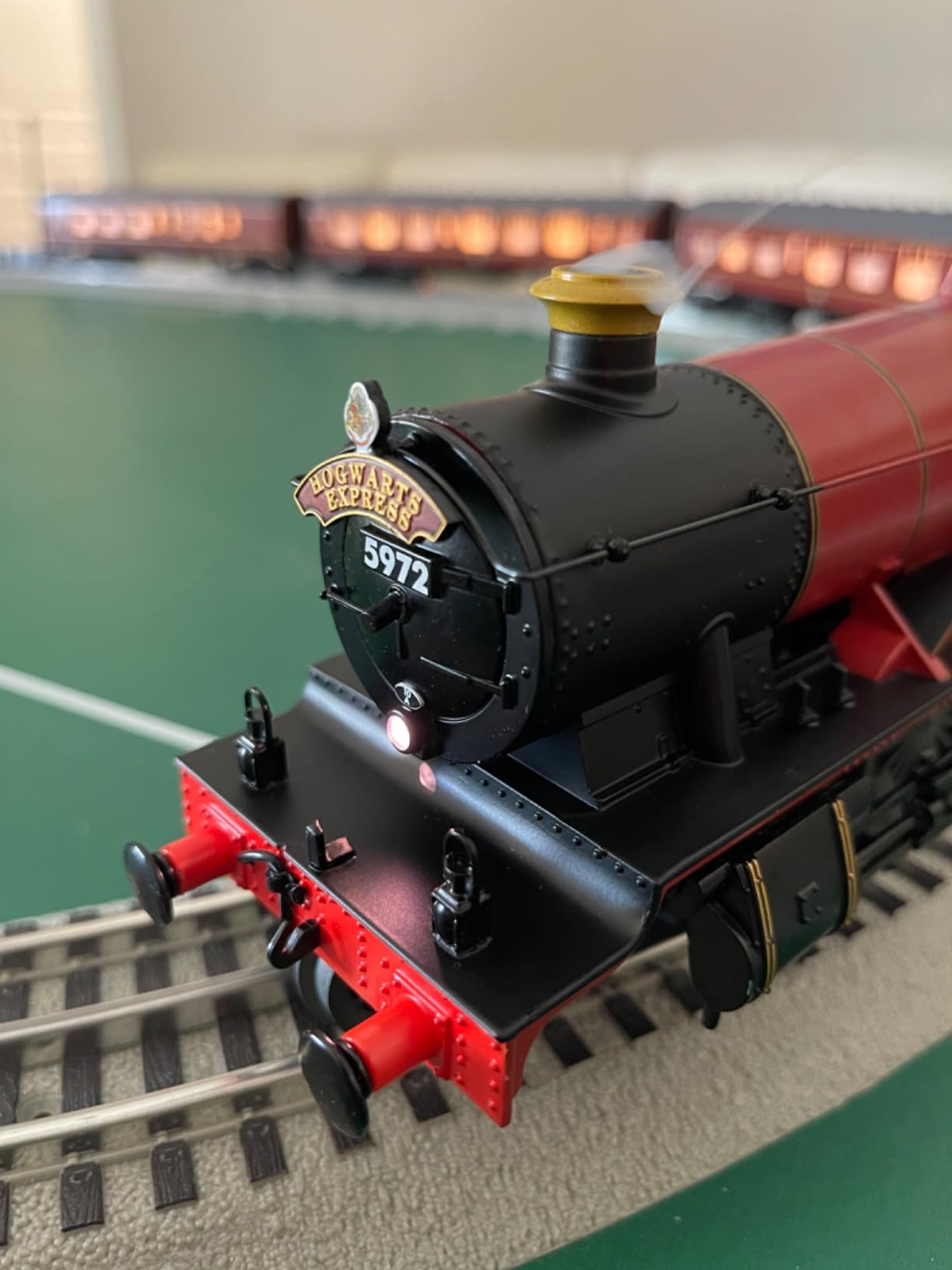 Lionel Hogwarts Express LionChief 5.0 Electric O Gauge Train Set with Bluetooth & Remote customer photo 1