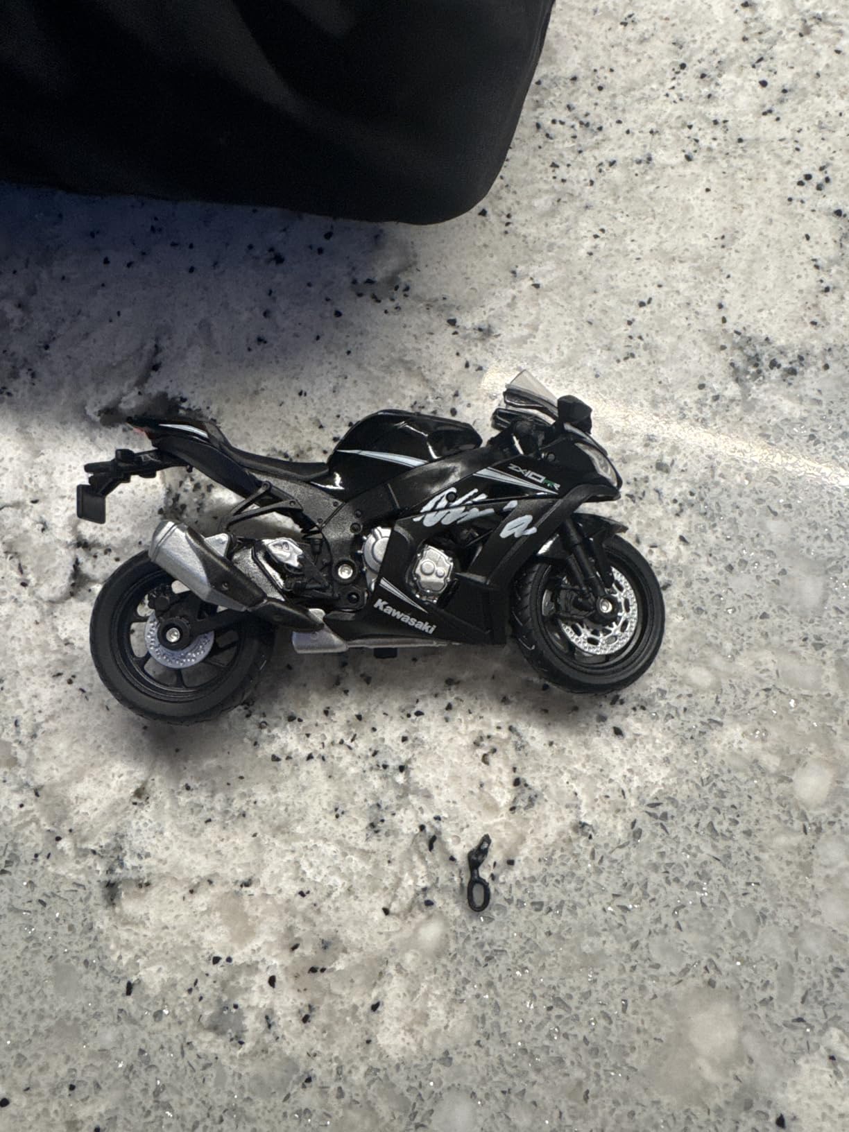 Welly 2017 Kawasaki Ninja ZX-10RR Superbike Replica, 1:18 Scale | Detailed Metal Display Model With Free-Rolling Rubber Tires customer photo 2