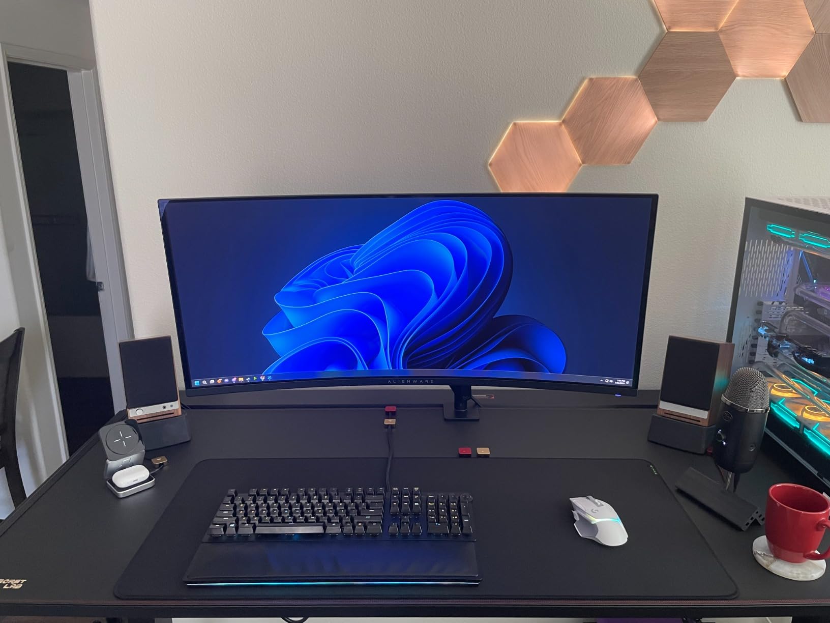 Razer Strider Hybrid Mouse Mat, Soft Base & Smooth Glide, Portable, XXL | Firm Gliding Surface, Anti-Slip Base, Rollable, Anti-Fraying Stitched Edges, Water-Resistant customer photo 1