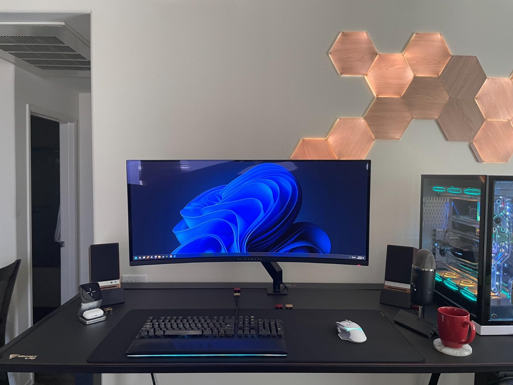 Razer Strider Hybrid Mouse Mat, Soft Base & Smooth Glide, Portable, XXL | Firm Gliding Surface, Anti-Slip Base, Rollable, Anti-Fraying Stitched Edges, Water-Resistant customer photo 2
