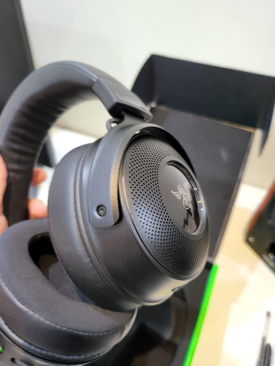 Razer Kraken V3 Pro Wireless Gaming Headset with Haptic Technology, THX Spatial Audio, 50mm Titanium Drivers, Hybrid Memory Foam Cushions customer photo 2