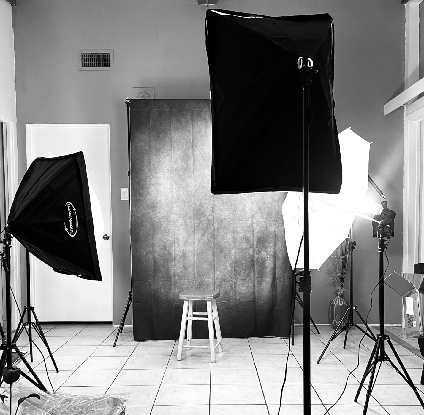ShowMaven Photography Lighting Kit, Softbox Lighting Kit with Photo Backdrop for Product Photography, Portrait photography, Video Shooting Photography customer photo 1