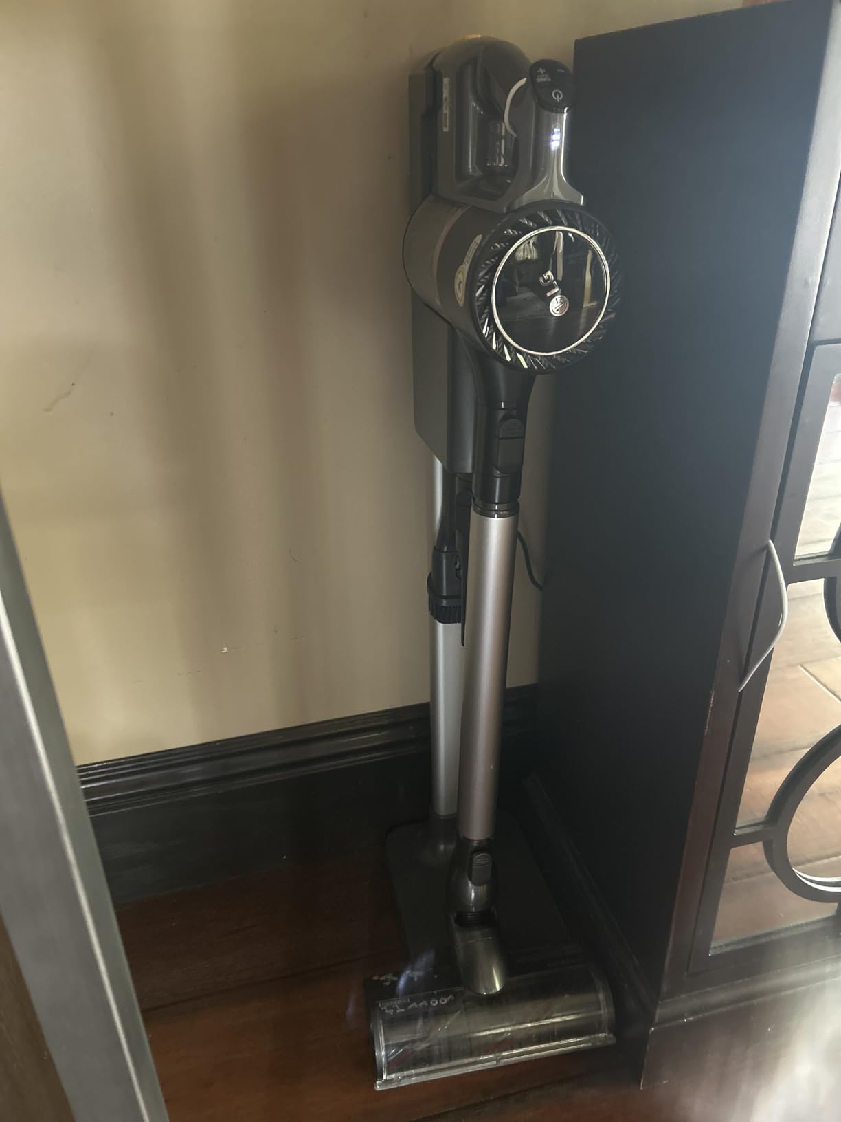 CordZero A913 - Cordless Stick Vacuum Cleaner, 60 Minute Runtime w/Rechargeable Battery, Lightweight, Powerful Cleaning for Carpet, Hardwood, Pet Hair, Portable Charging Stand customer photo 1