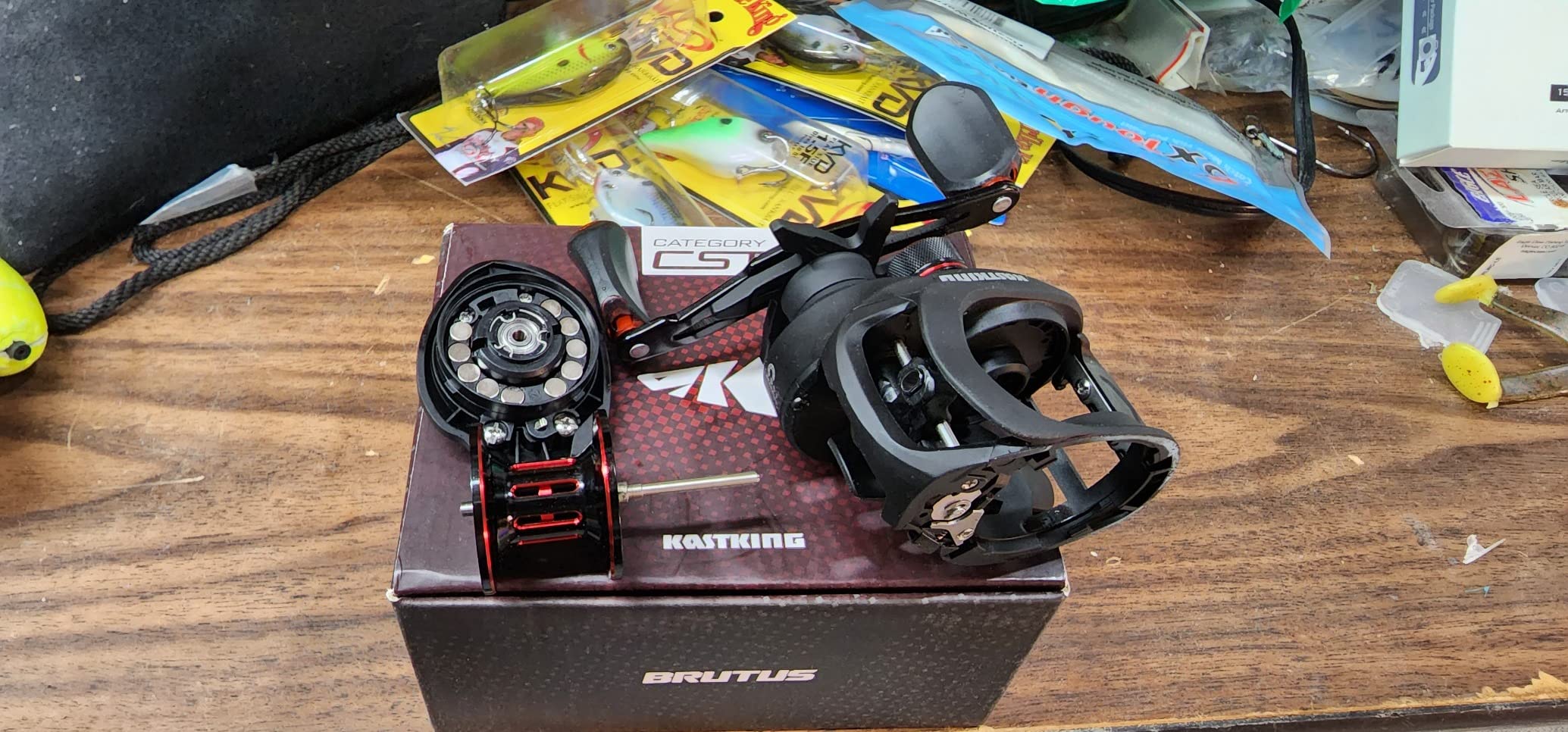KastKing Brutus Baitcasting Fishing Reel, Graphite Frame, 7.2:1 Gear Ratio, 5+1 Shielded Stainless-Steel Ball Bearings,10 Button Magnetic Braking System, 17.6LB Carbon Fiber Drag, Aluminum Handle customer photo 2