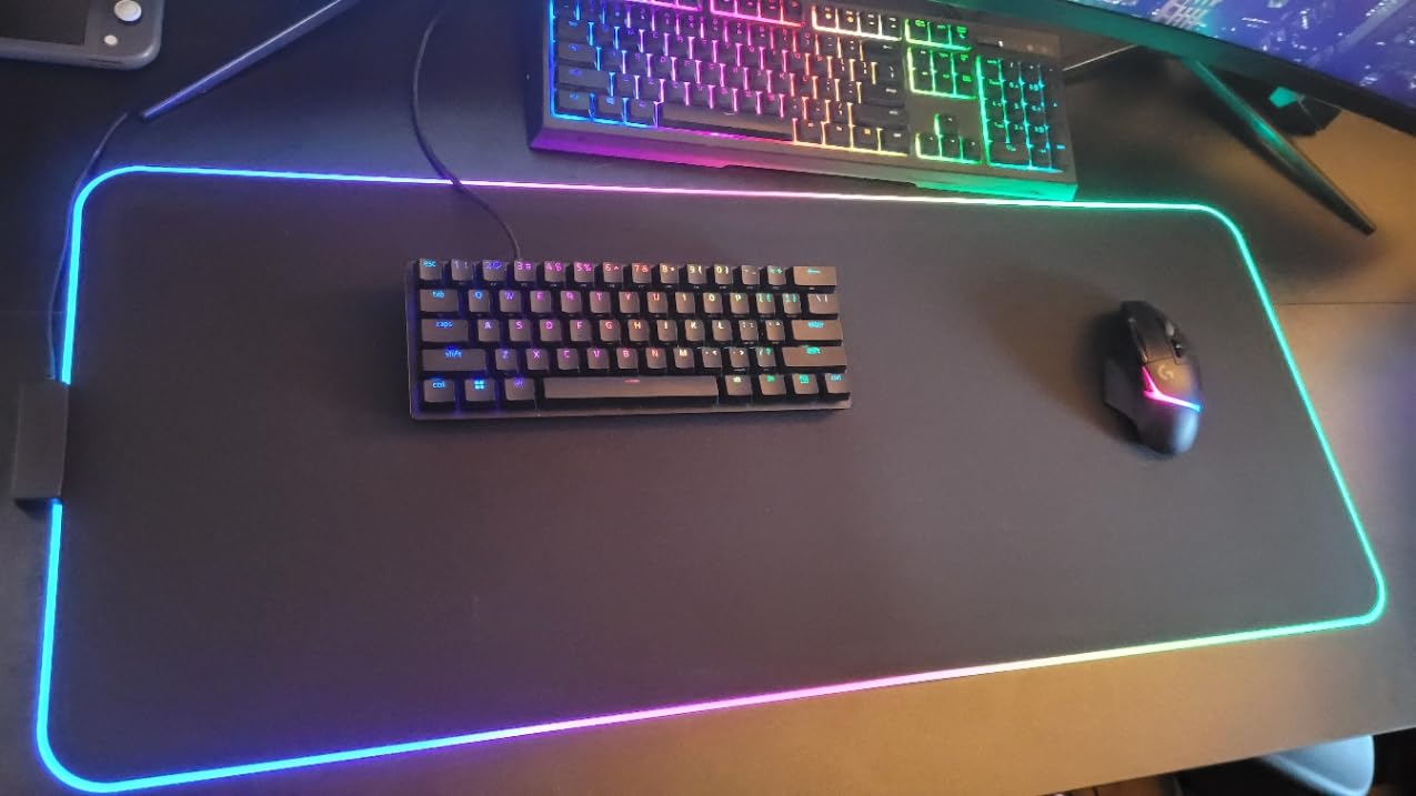Strider Chroma Hybrid Gaming Mouse Mat with Chroma RGB | Hybrid Soft/Hard Mat, 19 Razer Chroma RGB Lighting Zones, Warp and Water-Resistant, Anti-Slip Base, Seamless Edges customer photo 2