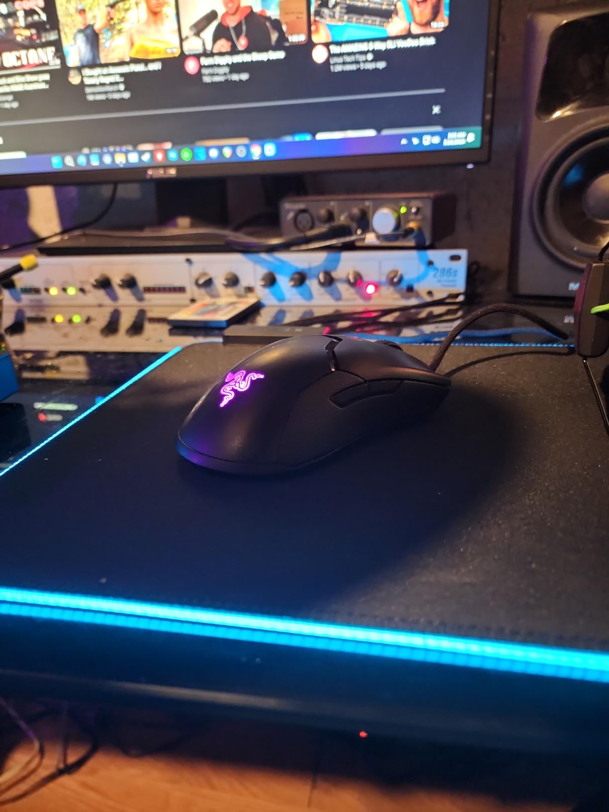 Razer Goliathus Chroma 3XL Gaming Mouse Pad, Black | Large to Cover Desk Setup, Chroma RGB, Optimized for All Sensitivity Settings and Sensors, Non-Slip Rubber Base customer photo 1