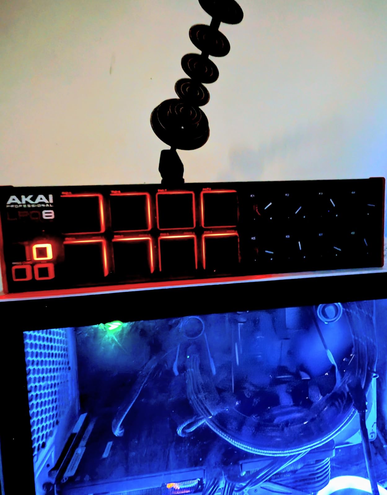 Akai Professional LPD8 USB MIDI Pad Controller | 8 RGB MPC Drum Pads, 8 Assignable Knobs, Universal DAW Compatibility, for Music Producers and Beat Makers customer photo 1