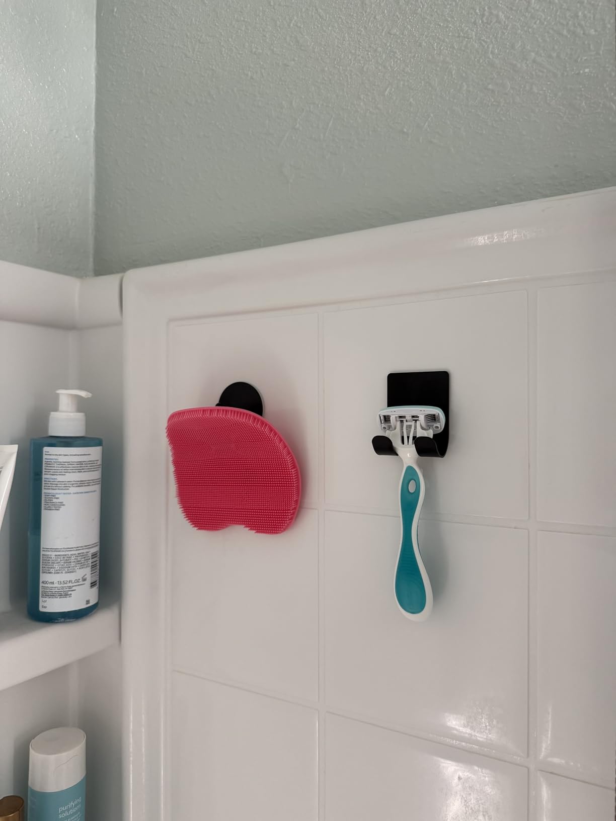 Diesisa Razor Holder 304 Stainless Steel for Shower + Adhesive Sticky Heavy Duty Waterproof Wall Hooks, Premium for Hanging Towels, Coat, Hat (2+2 Pack) - Black customer photo 2