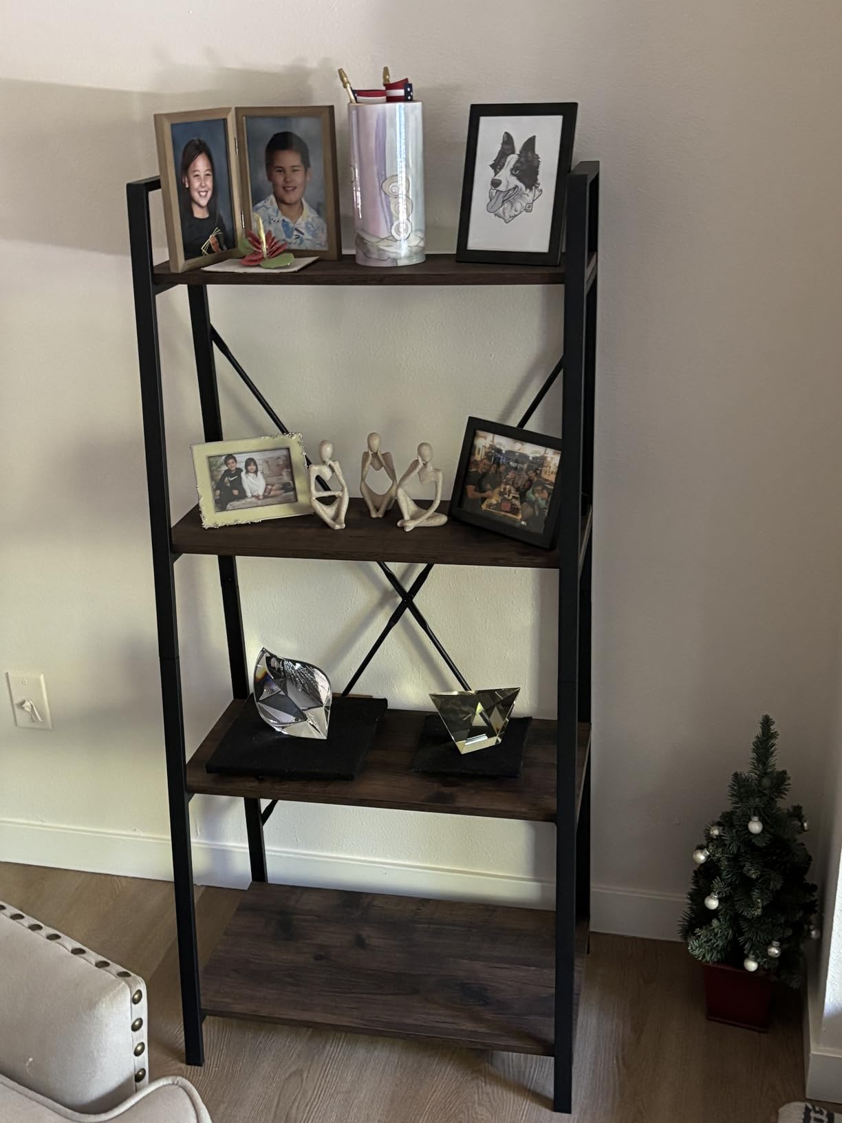 BON AUGURE Industrial 5 Tier Ladder Bookshelf, Wood and Metal Ladder Shelf Bookcase, Farmhouse Leaning Shelves for Living Room (Vintage Oak) customer photo 1