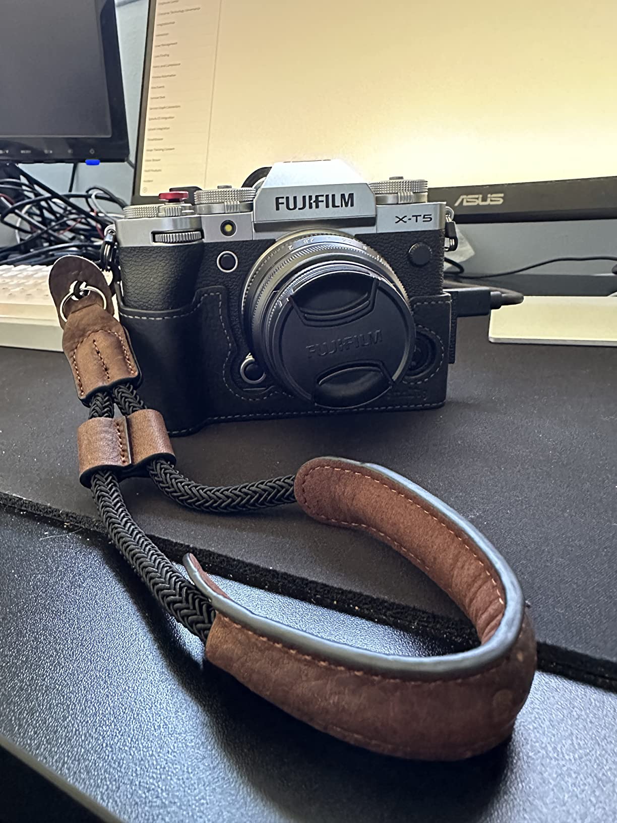 SmallRig Half Case for Fujifilm X-T5 with Wrist Strap and Shutter Button | Retro Style Leather Camera Case with Aluminum Baseplate, X-T5 Camera Case Cover for FUJIFILM X-T5-3927 customer photo 1