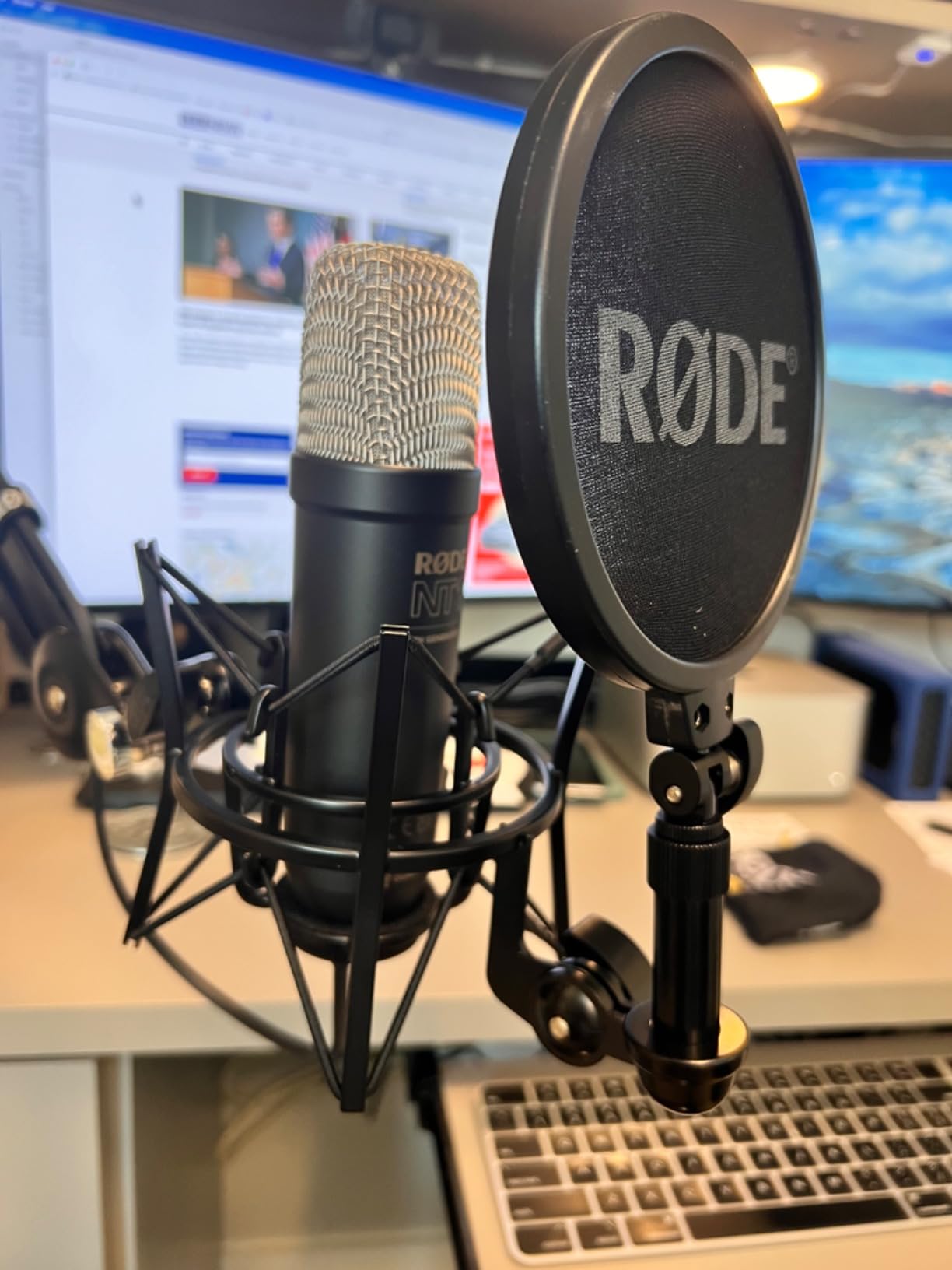RØDE NT1 5th Gen Large-Diaphragm Studio Condenser Microphone - XLR & USB Outputs - Shock Mount & Pop Filter Included - Music Production, Vocal Recording, Podcasting - Black - Professional Audio customer photo 2