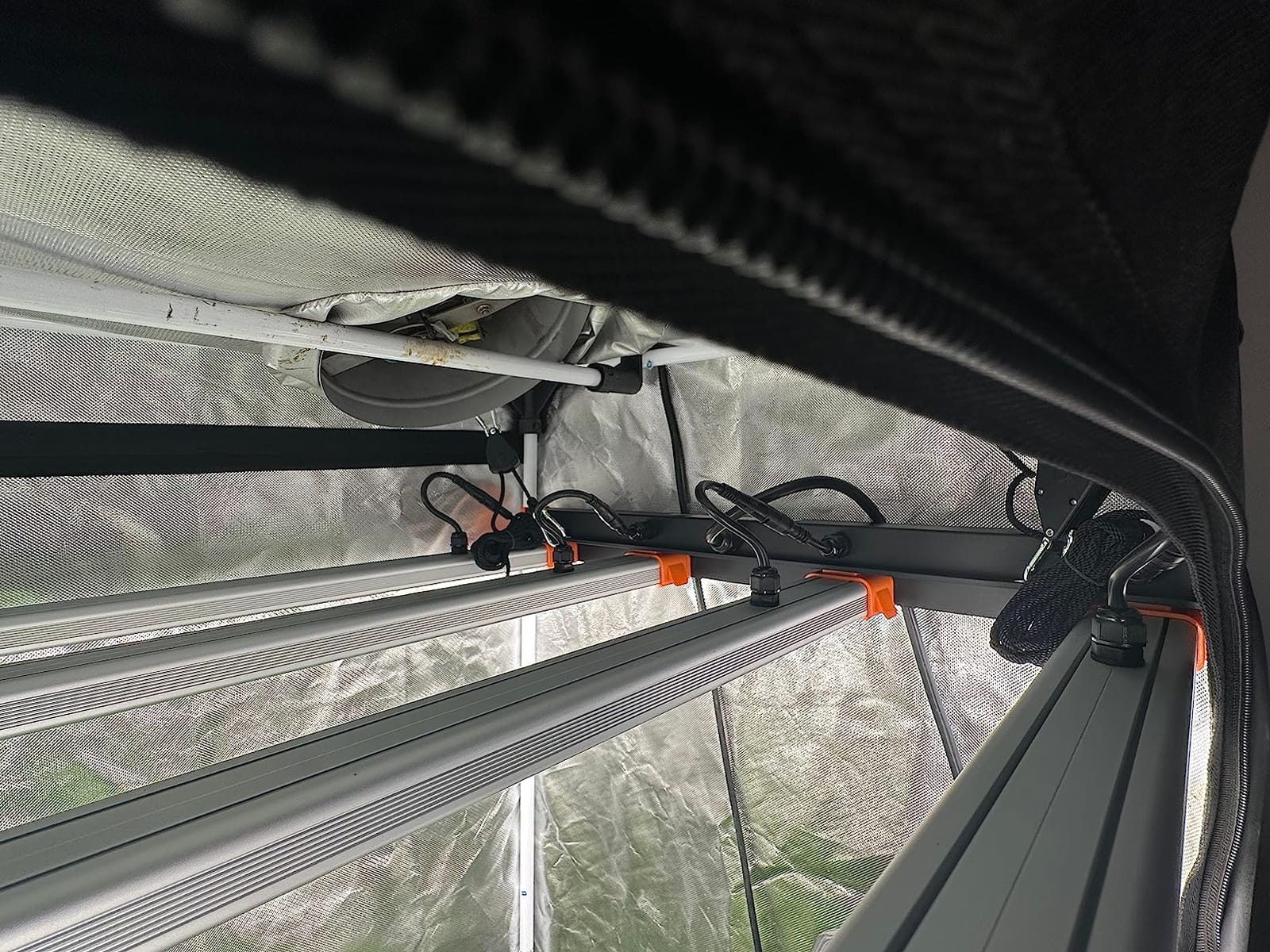 SE4500 LED Grow Light 320W for 2x4 Grow Tents, App‑Controlled | Dimmable Full‑Spectrum Bar‑Style Grow Lamp, Osram Hyper‑Red, Sunrise‑Sunset Mode, for Seedling, Veg, Flowering Indoor Plants customer photo 2