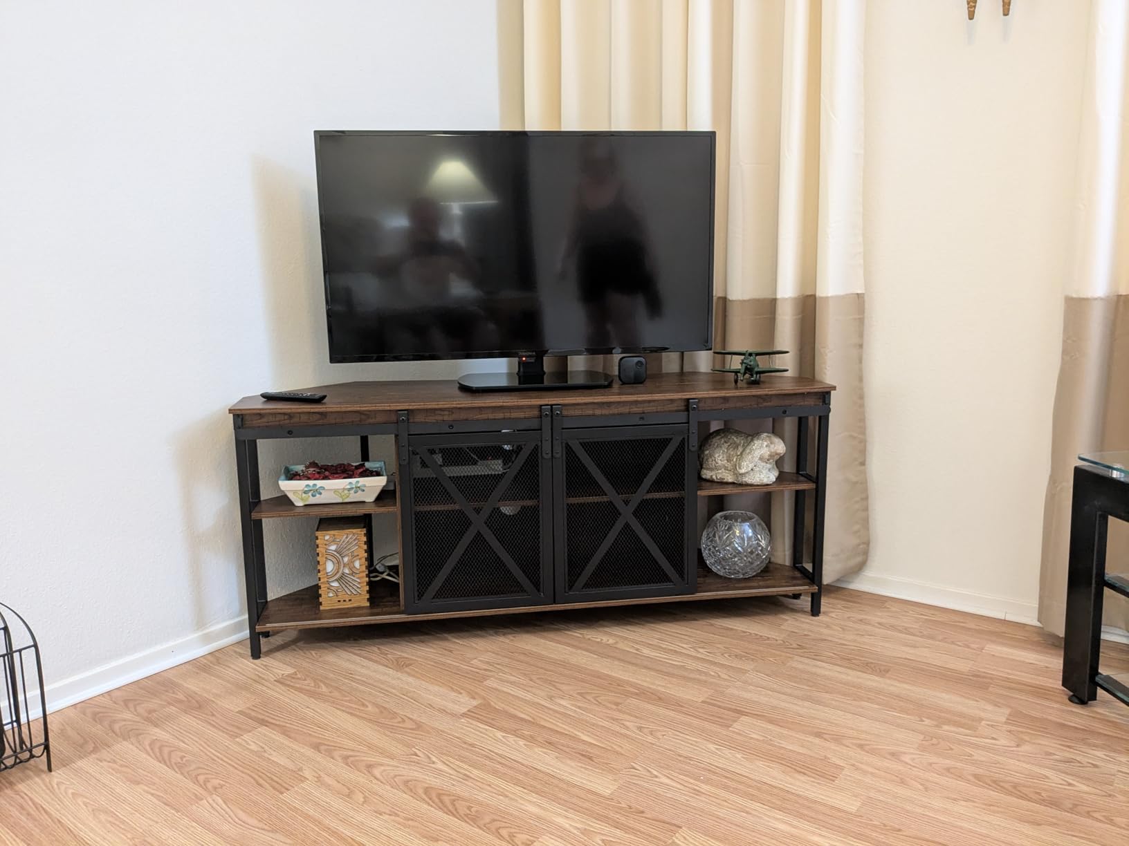 HOMISSUE Corner TV Stand for 55 Inch TV, Rustic Corner Entertainment Center with Storage, Industrial Media Console Table with Sliding Barn Door, Entertainment Center for Living Room, Brown customer photo 2