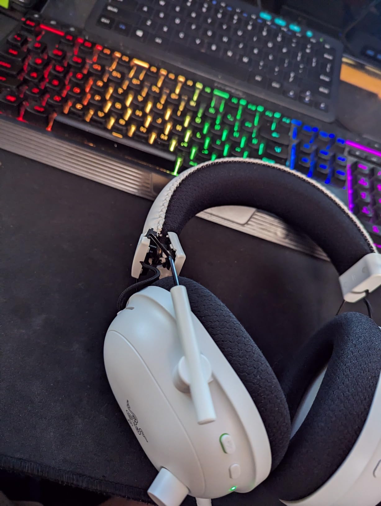 Razer BlackShark V2 Pro Wireless Gaming Headset, 70 Hr Battery, Black | Detachable Mic, Pro-Tuned FPS Profiles, 50mm Drivers, Bluetooth 5.2 customer photo 2