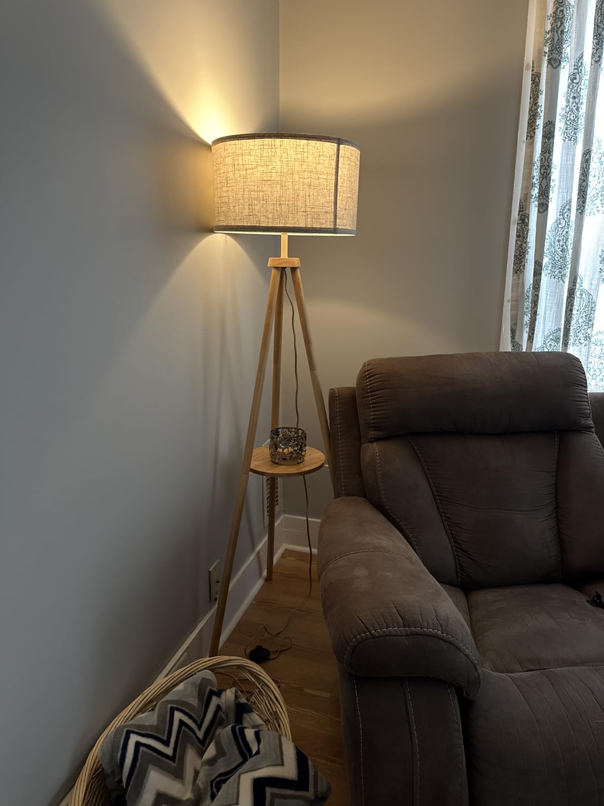 OUTON Wood Tripod Floor Lamp with Shelves, Mid Century Floor Lamp with Remote Control, 4 Color Temperature, LED Modern Dimmable Standing Lamp with Beige Linen Shade for Living Room, Bedroom, Office customer photo 2