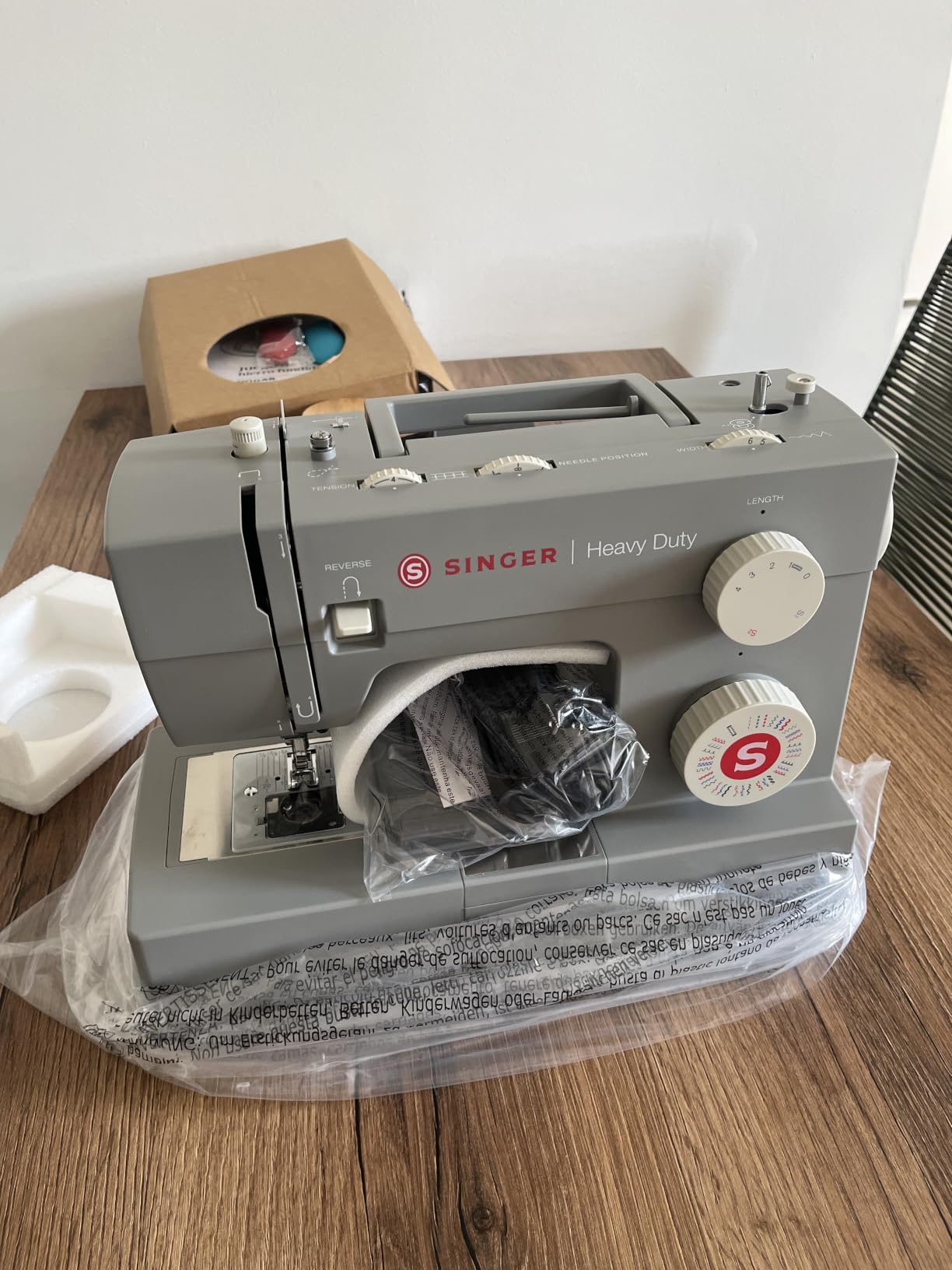 SINGER 4432 Heavy Duty Sewing Machine with Accessory Kit, 32 Stitches, 50% More Power for Thick Fabrics, 1100 Stitches/min, 1-step Buttonhole customer photo 1
