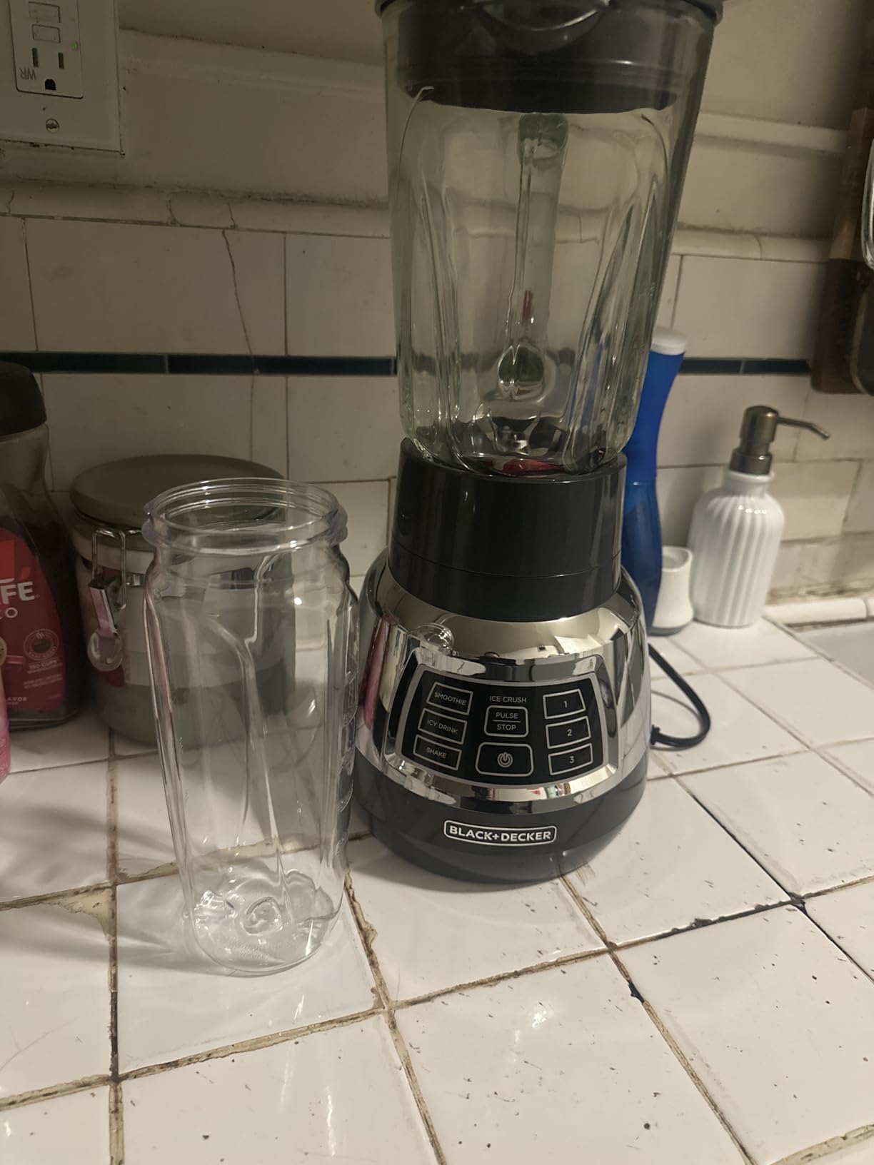 Black+Decker Quiet Blender with 6-Cup Cyclone Glass Jar, 3 Speeds + 3 Functions & Serrated Blade Technology for Faster Blending, Pulse Button and 24-oz Personal Jar, 900W customer photo 2