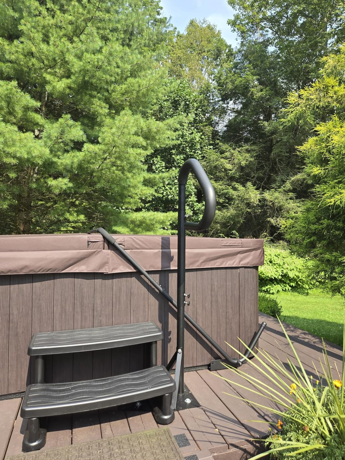 VEVOR Hot Tub Handrail, 360° Rotatable Spa Rail, 48-63 in Adjustable Height | For Indoor & Outdoor Use, Black Rust-Proof Aluminum Spa Hot Tub Hand Rail, with Slide-Under Mount Base, 600 lbs Capacity customer photo 2