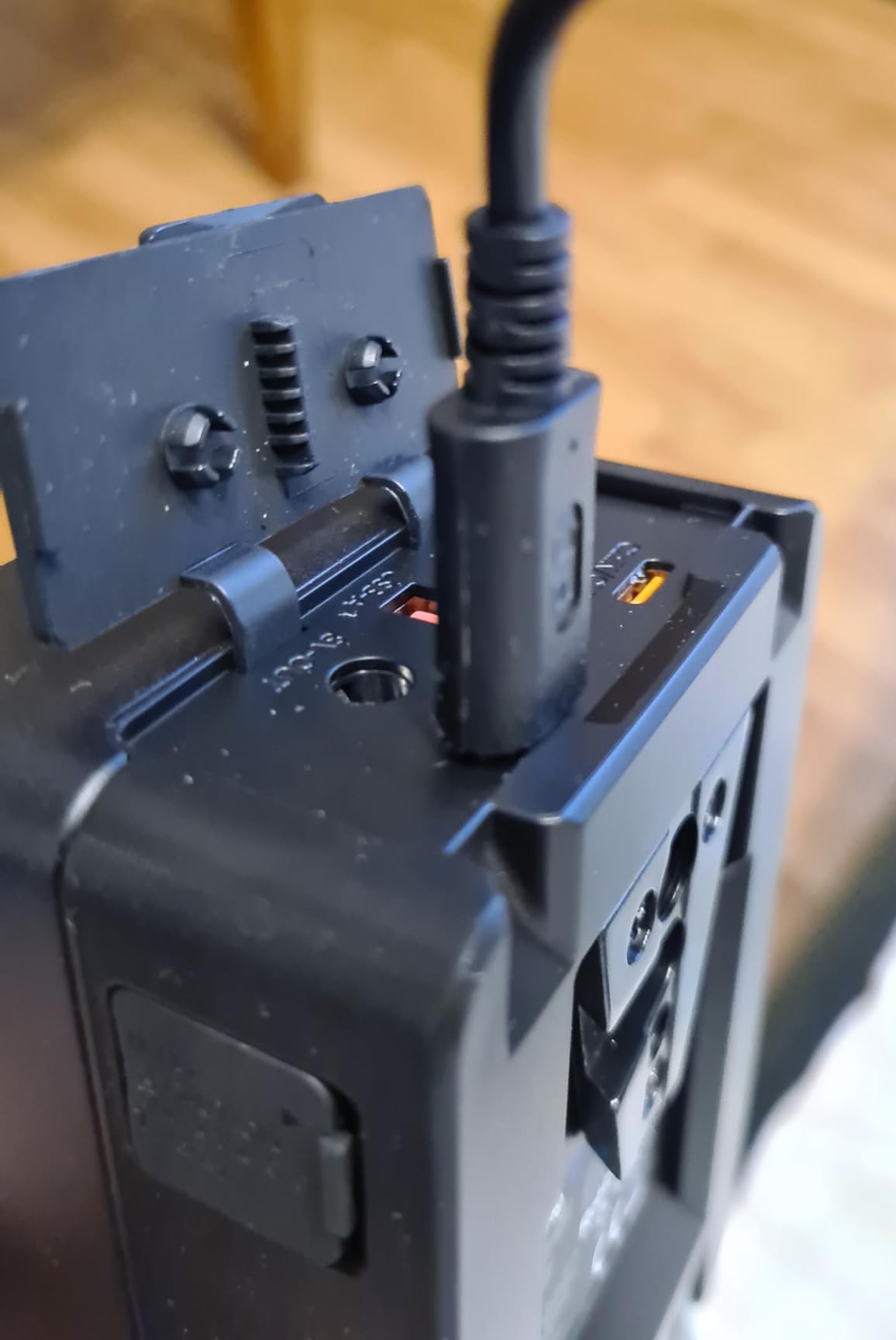 SMALLRIG V Mount Battery, 99Wh / 6800mAh V Mount Battery with 100W Output, 2.5H Full Charge, PD 3.0 Fast Charging, for Filmmakers, Cameras, Camcorders, Phones, Monitors, Video Lights customer photo 1