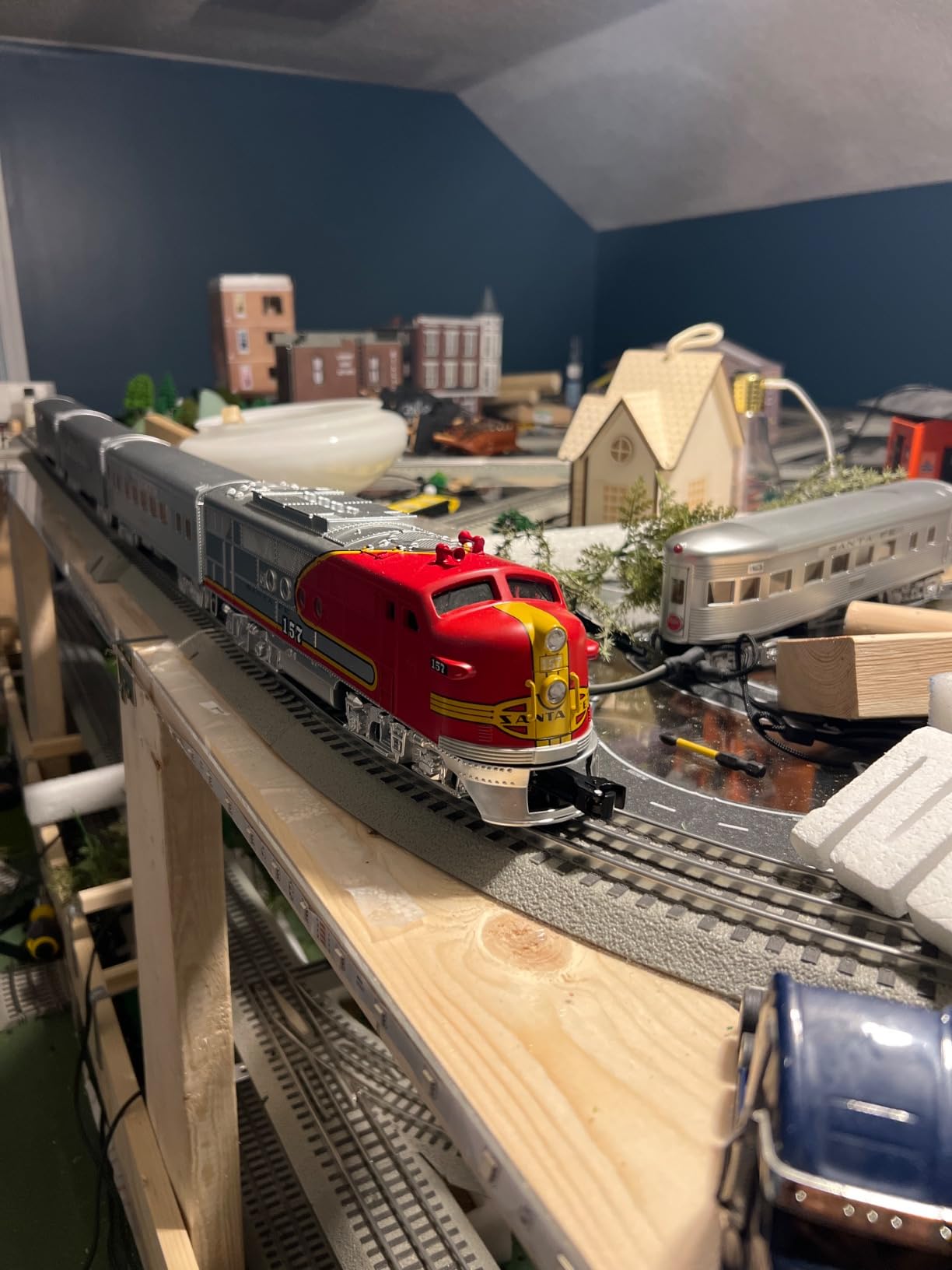 Lionel Santa Fe Super Chief Electric O Gauge 5.0 Bluetooth Train Set with Remote customer photo 2