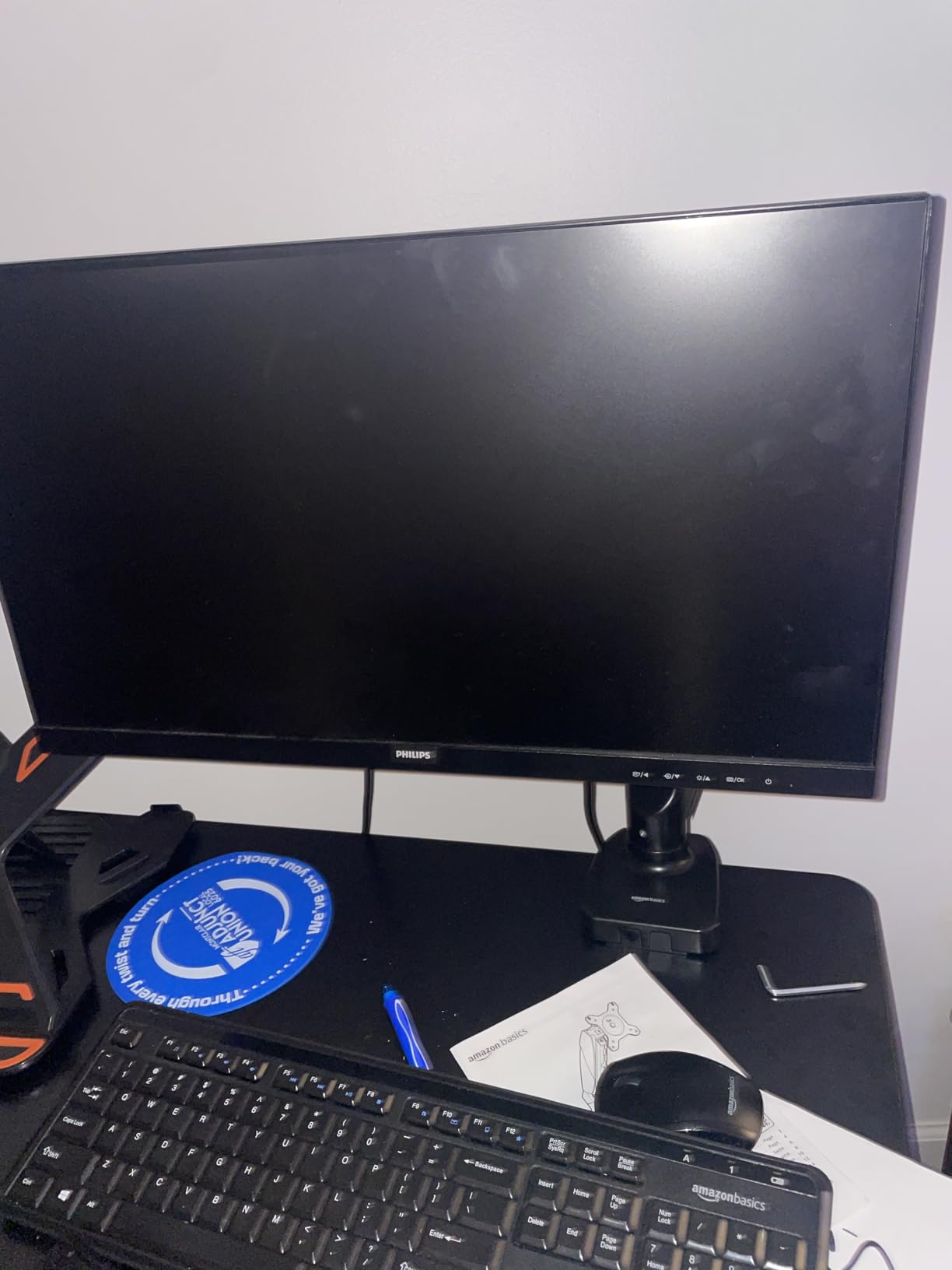 Amazon Basics Gas Spring Single Monitor Arm Desk Mount, Adjustable Tension, Fits 15-27 Inch Monitors, Supports 4.4-15.4 lbs, VESA 75x75/100x100, Black customer photo 1