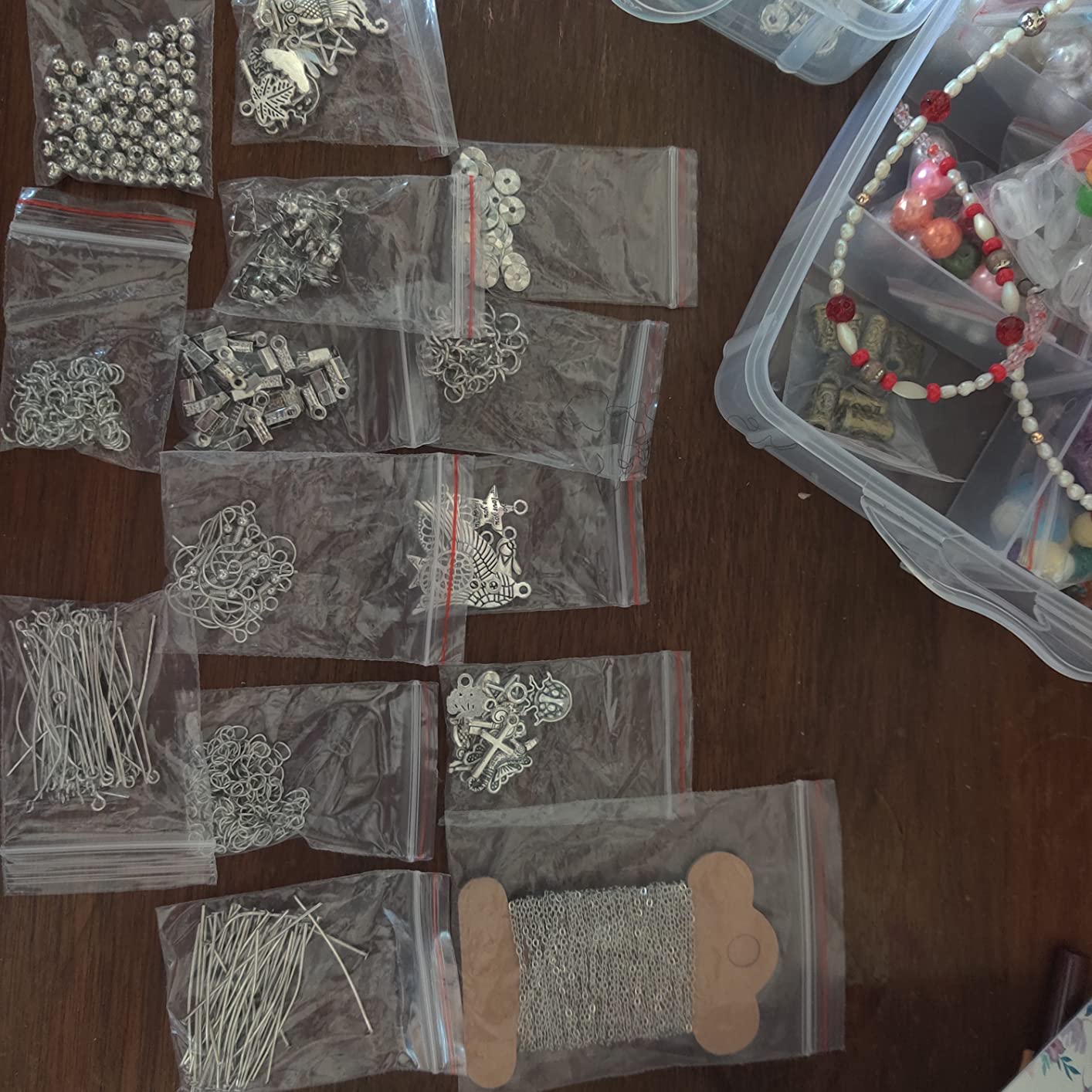 YUGDRUZY Jewelry Making Supplies Kit, 2592 pcs Bracelet Making Kits, Repair Tool with Jewelry Pliers, Jump Rings, Beads, Wire, Craft DIY Gifts customer photo 1