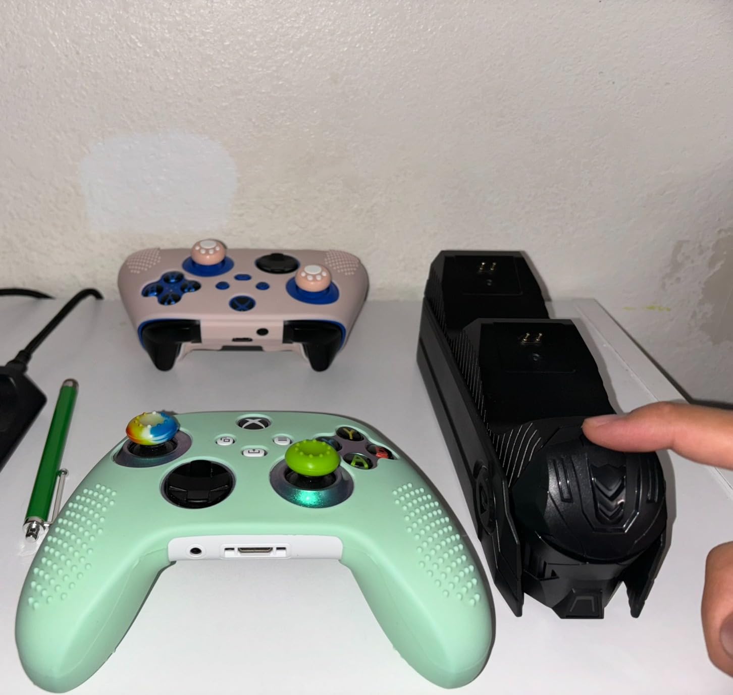 Charger Station with 2x5520mWh Rechargeable Battery Pack for Xbox One/Series X|S Controllers with Dual Charging Dock and 4 Covers (Cotrollers Not Included) customer photo 1
